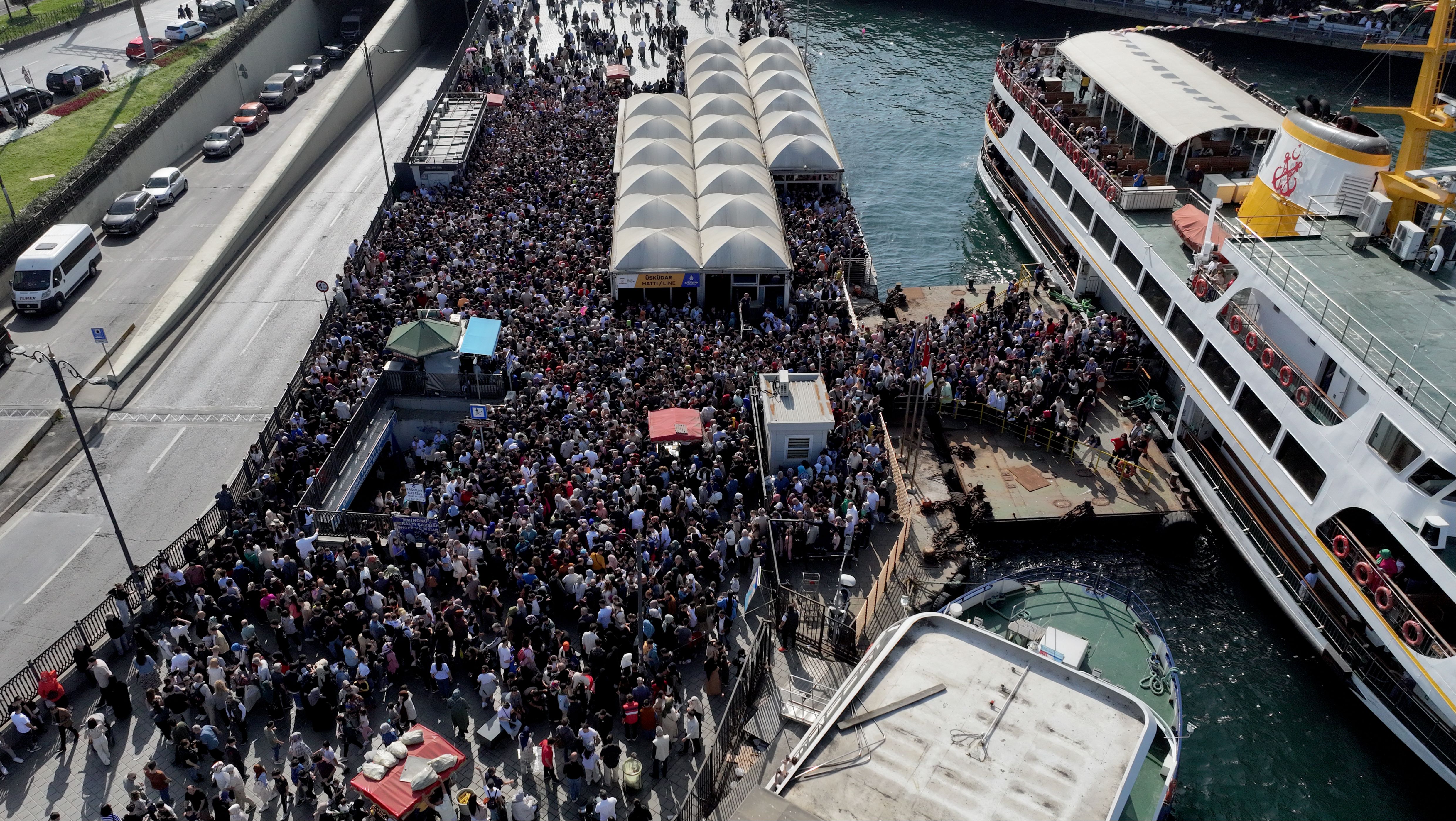 Ramazan Bayramı'nın son gününde de Eminönü'nde adım atacak yer kalmadı Ramazan Bayramı'nın son gününde de Eminönü'nde adım atacak yer kalmadı - 3. Resim