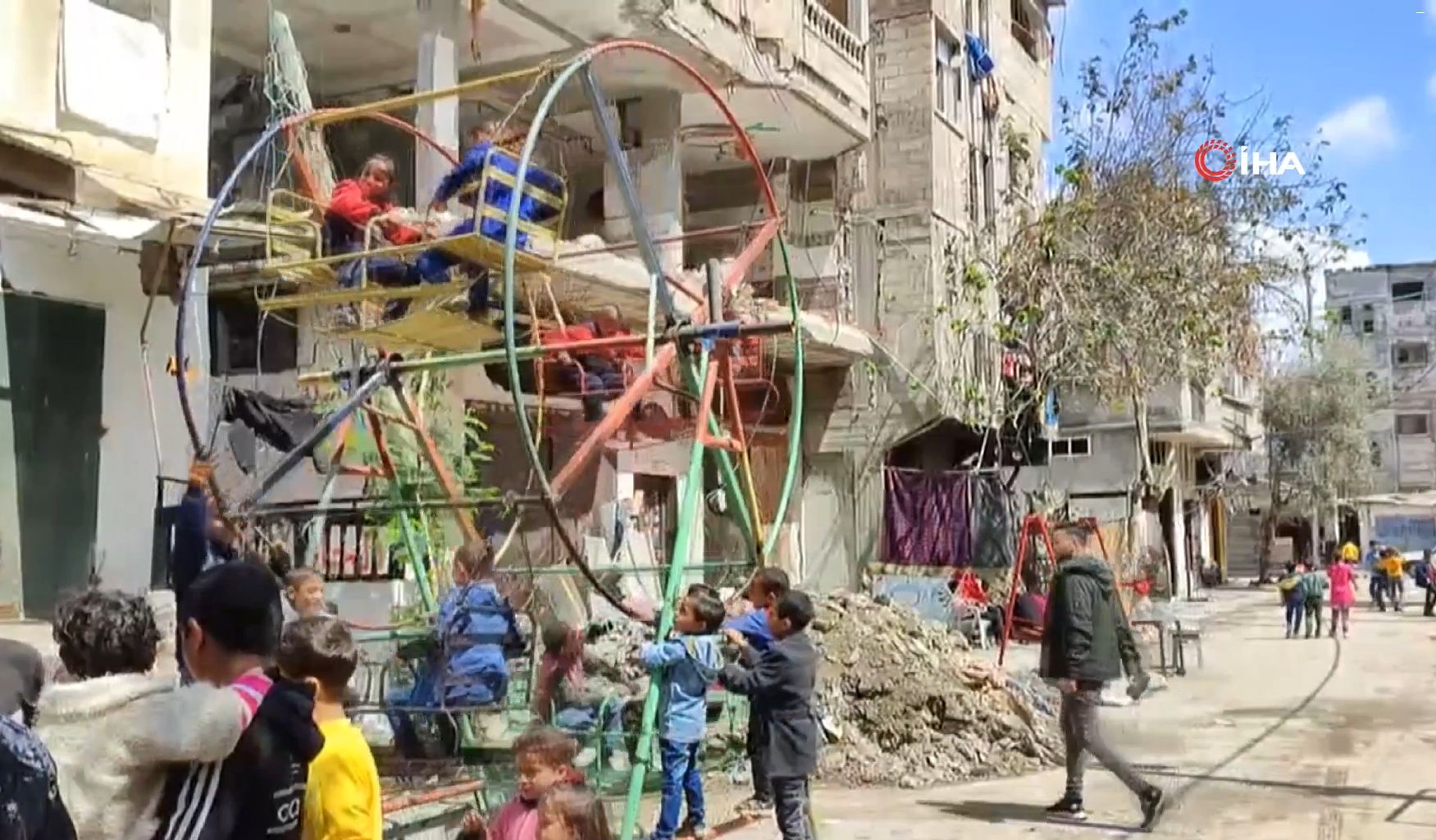 Savaş enkazı üzerinde oyun! Bombalar da yağsa çocuk her yerde çocuk - 3. Resim