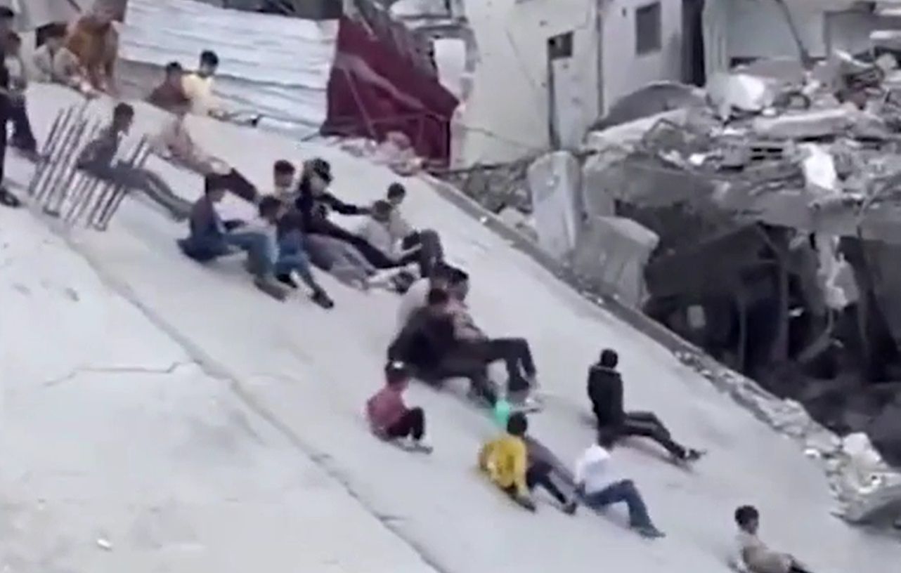 Savaş enkazı üzerinde oyun! Bombalar da yağsa çocuk her yerde çocuk - 2. Resim