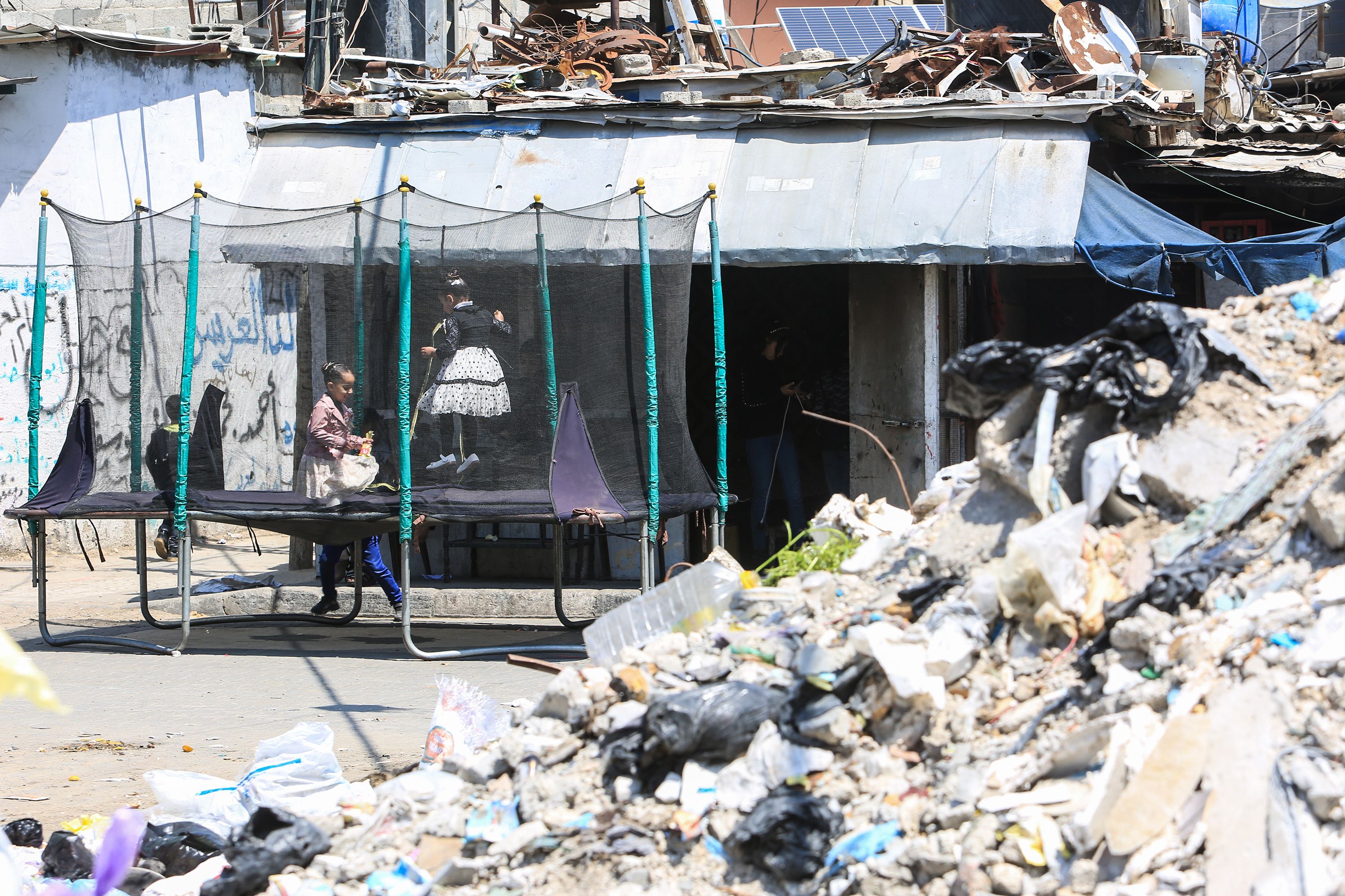 Savaş enkazı üzerinde oyun! Bombalar da yağsa çocuk her yerde çocuk - 1. Resim