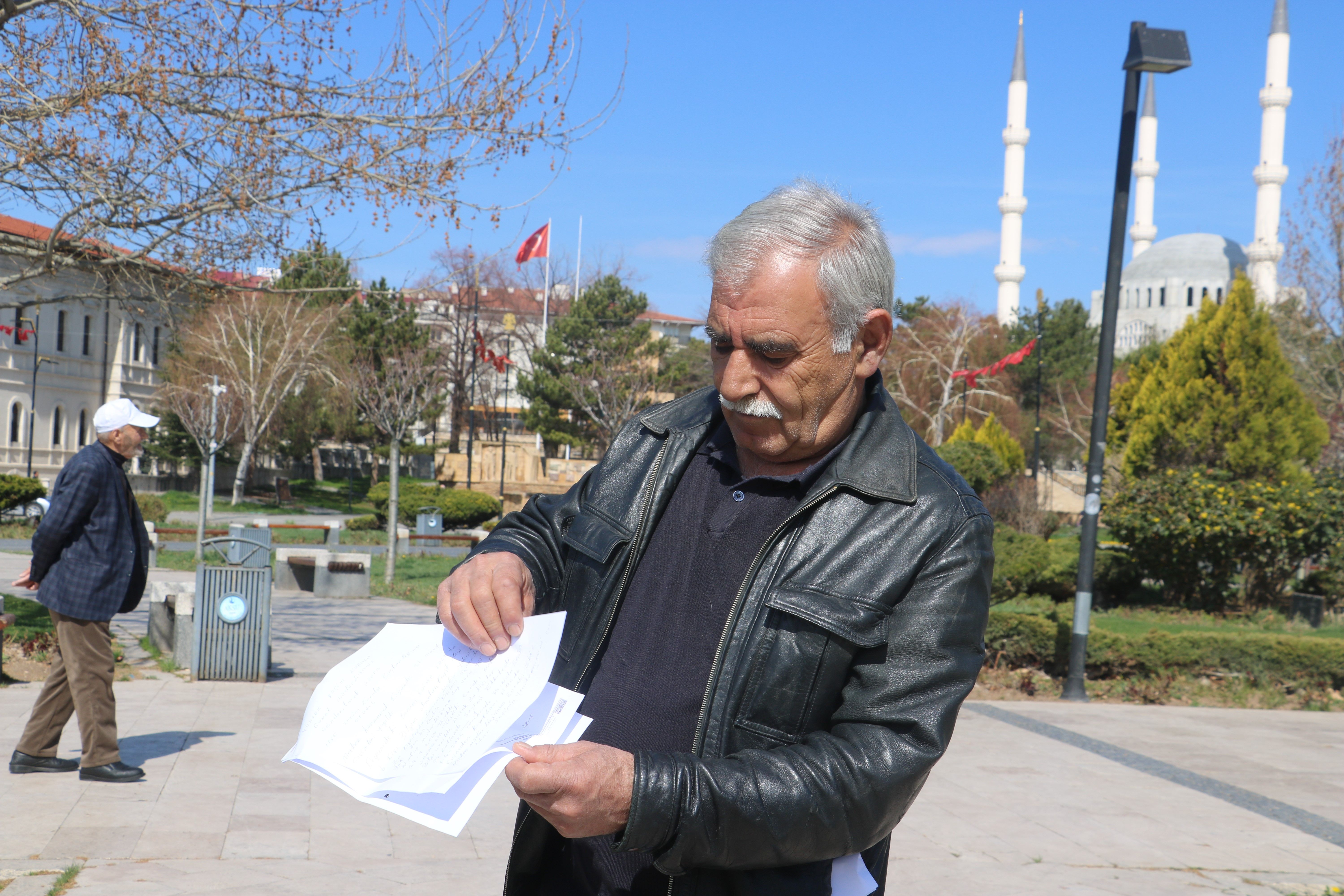 Tanımadığı 6 kişiyi evinden çıkaramıyor Tanımadığı 6 kişi evinden çıkaramıyor - 1. Resim