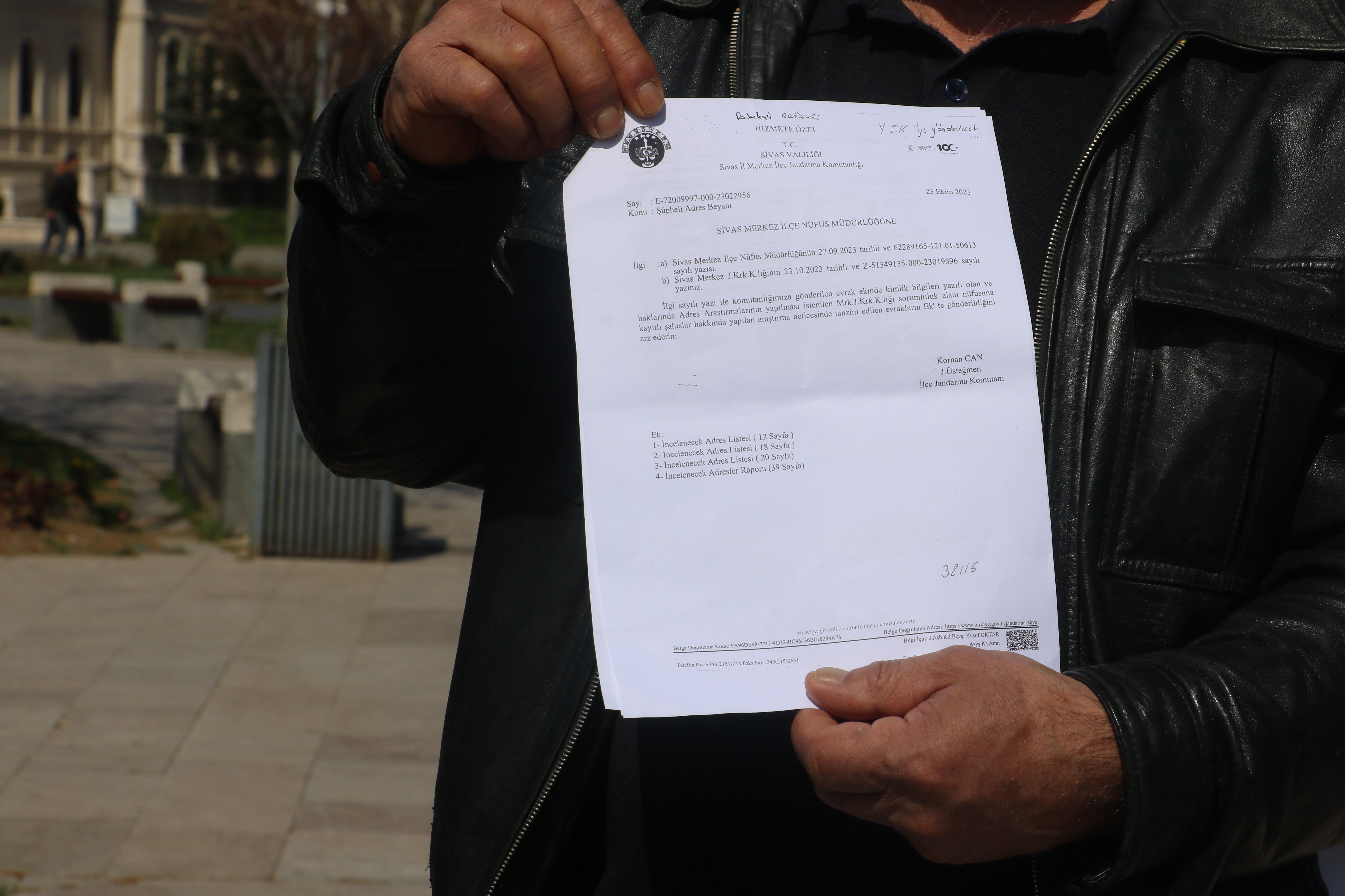 Tanımadığı 6 kişiyi evinden çıkaramıyor Tanımadığı 6 kişi evinden çıkaramıyor - 2. Resim