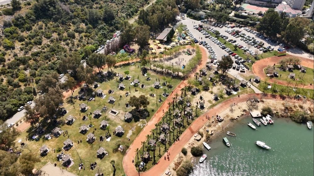 Tatili fırsat bilen akın etti! Kuşadası'nın n&uuml;fusu 1 milyonu aştı - 2. Resim