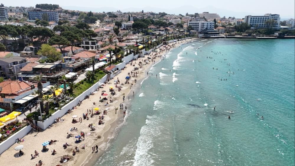 Tatili fırsat bilen akın etti! Kuşadası'nın n&uuml;fusu 1 milyonu aştı - 1. Resim