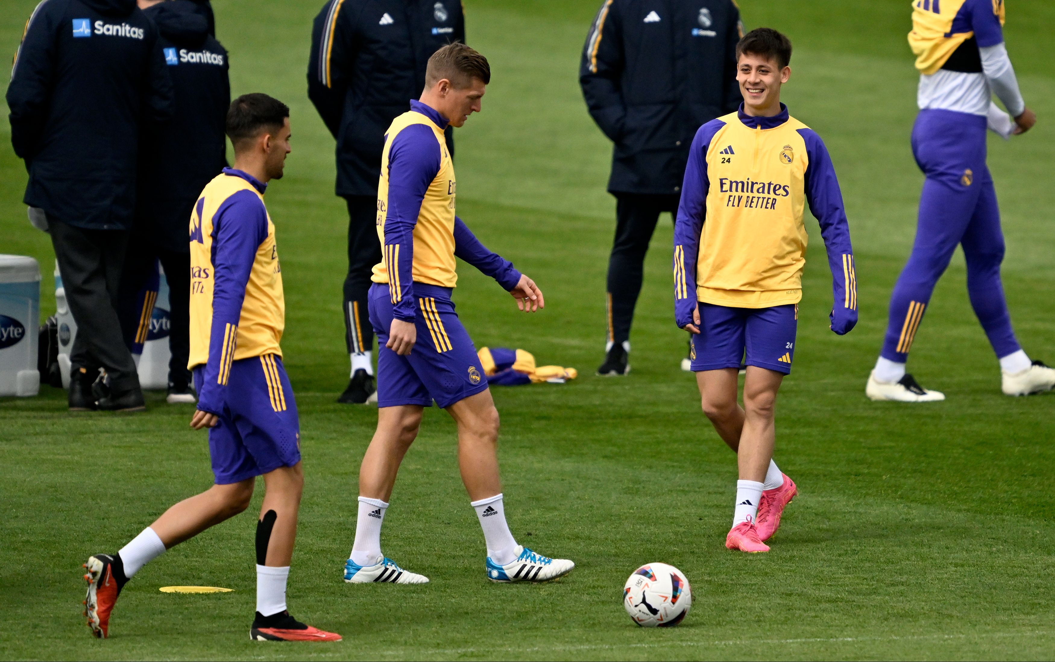 Vakit geldi çattı! Real Madrid'den Arda Güler hakkında son karar! Perez direkt aradı Carlo Ancelotti Arda'yla konuştu Vakit geldi çattı! Real Madrid'den Arda Güler hakkında son karar! Perez direkt aradı Carlo Ancelotti Arda'yla konuştu - 1. Resim