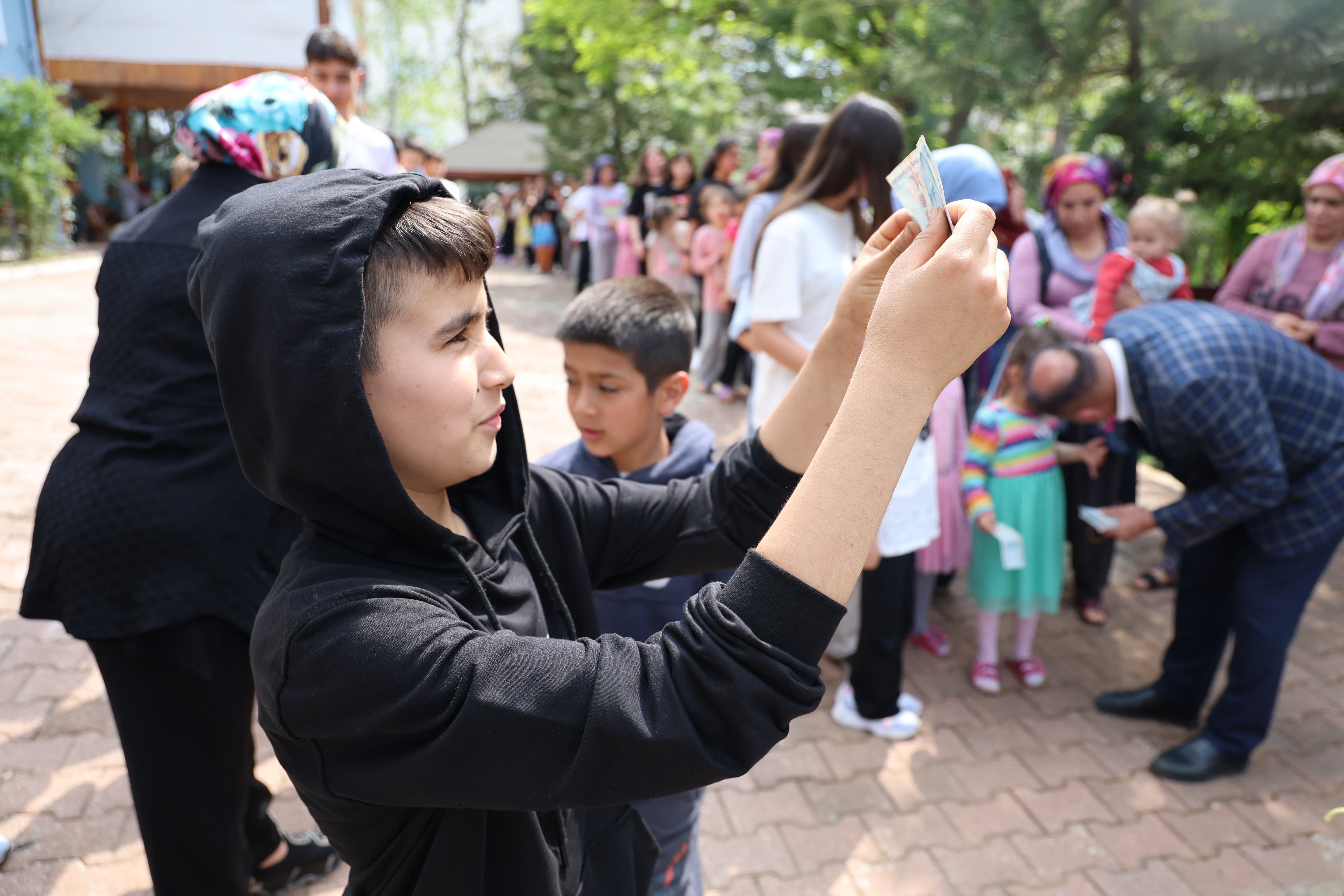 Yer: Adana! Duyan geldi, bayram harçlığı kuyruğu... Yer: Adana! Duyan geldi, bayram harçlığı kuyruğu... - 3. Resim