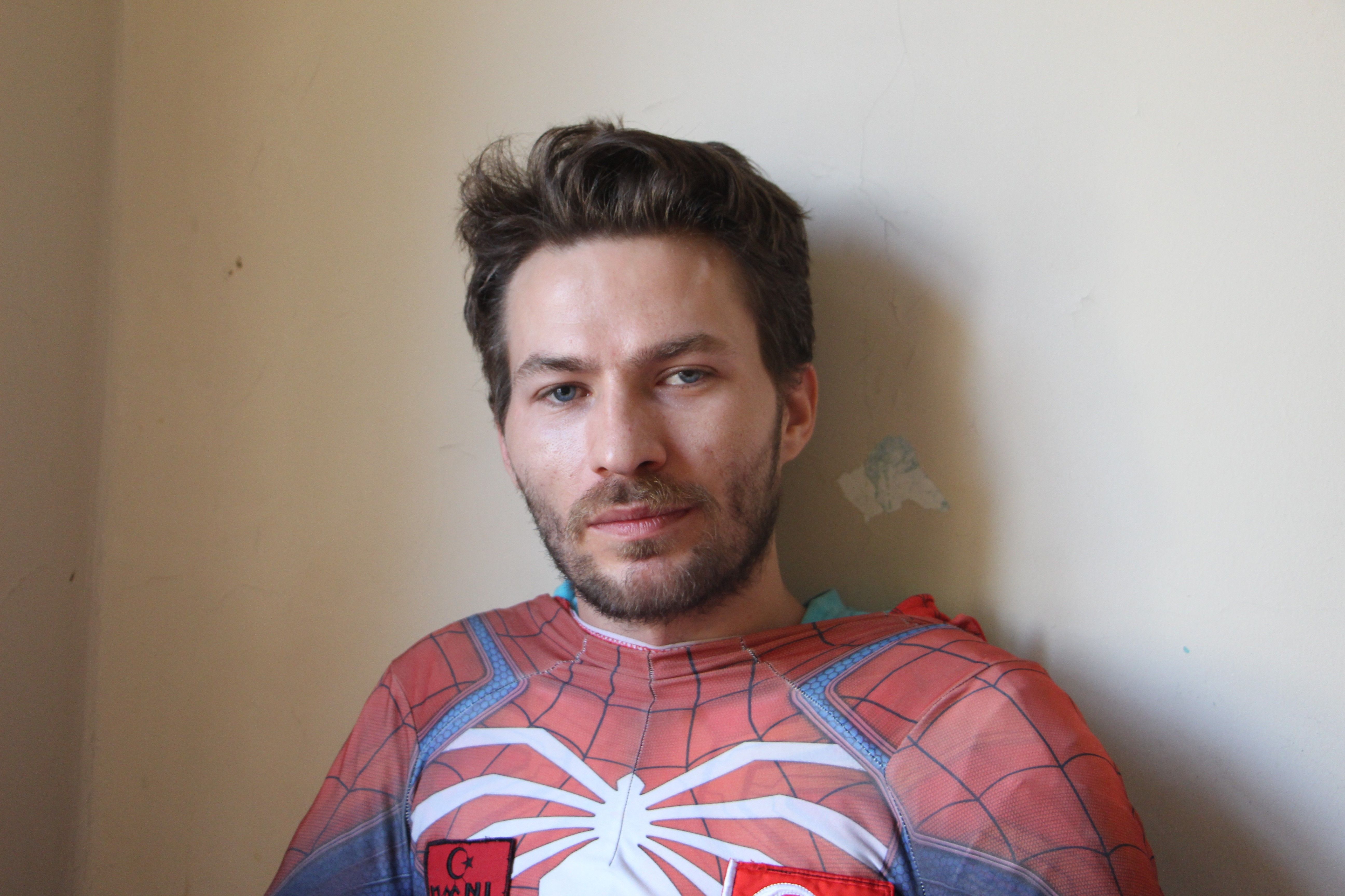 Yerli 'örümcek adam' camide yaşadıklarını anlattı: İmam 'tamam' dedi, onlar beni çekti Yerli 'örümcek adam' camide yaşadıklarını anlattı: İmam 'tamam' dedi, onlar beni çekti - 1. Resim