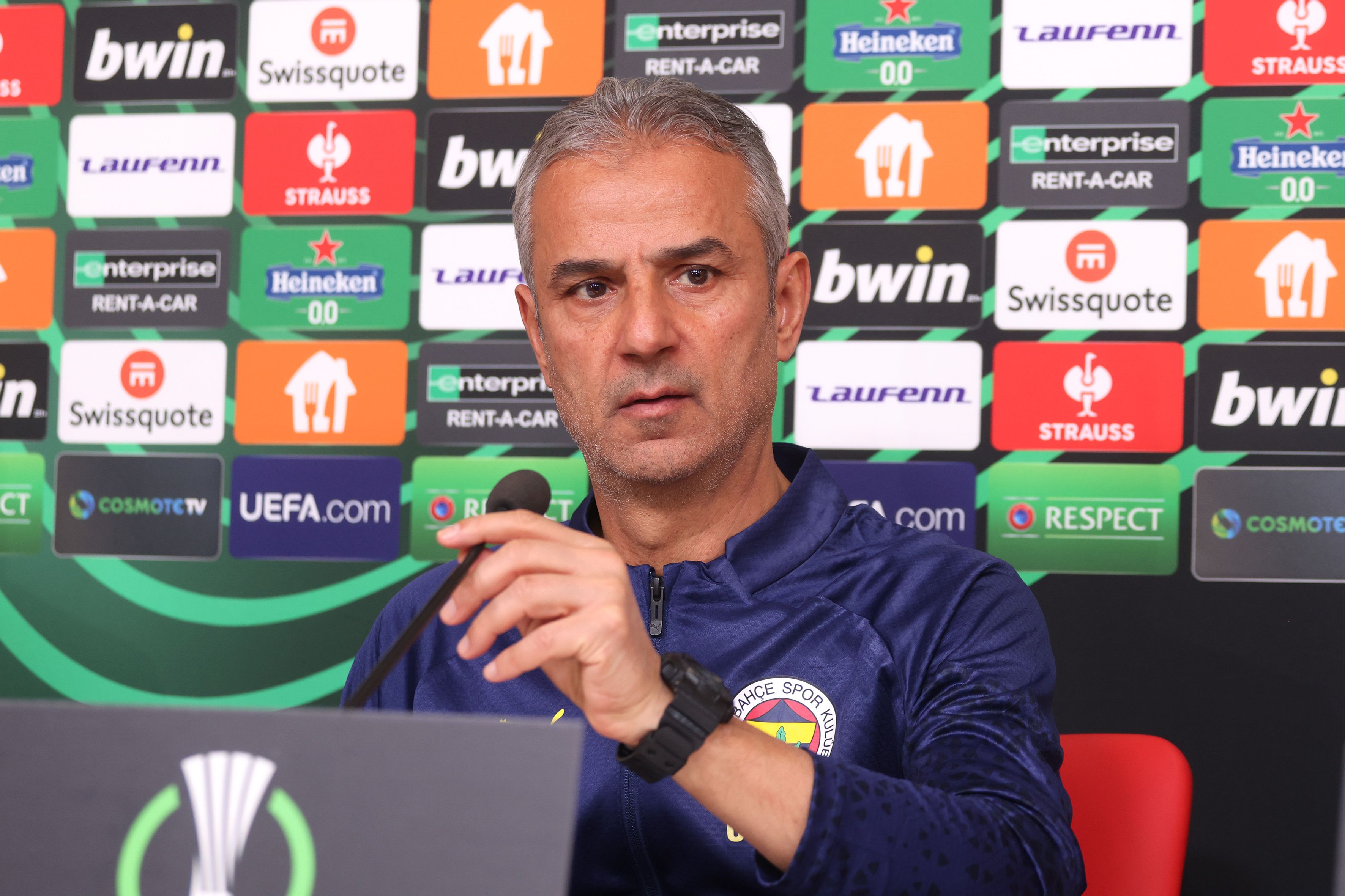 Yunan gazeteci  Yunan gazeteci