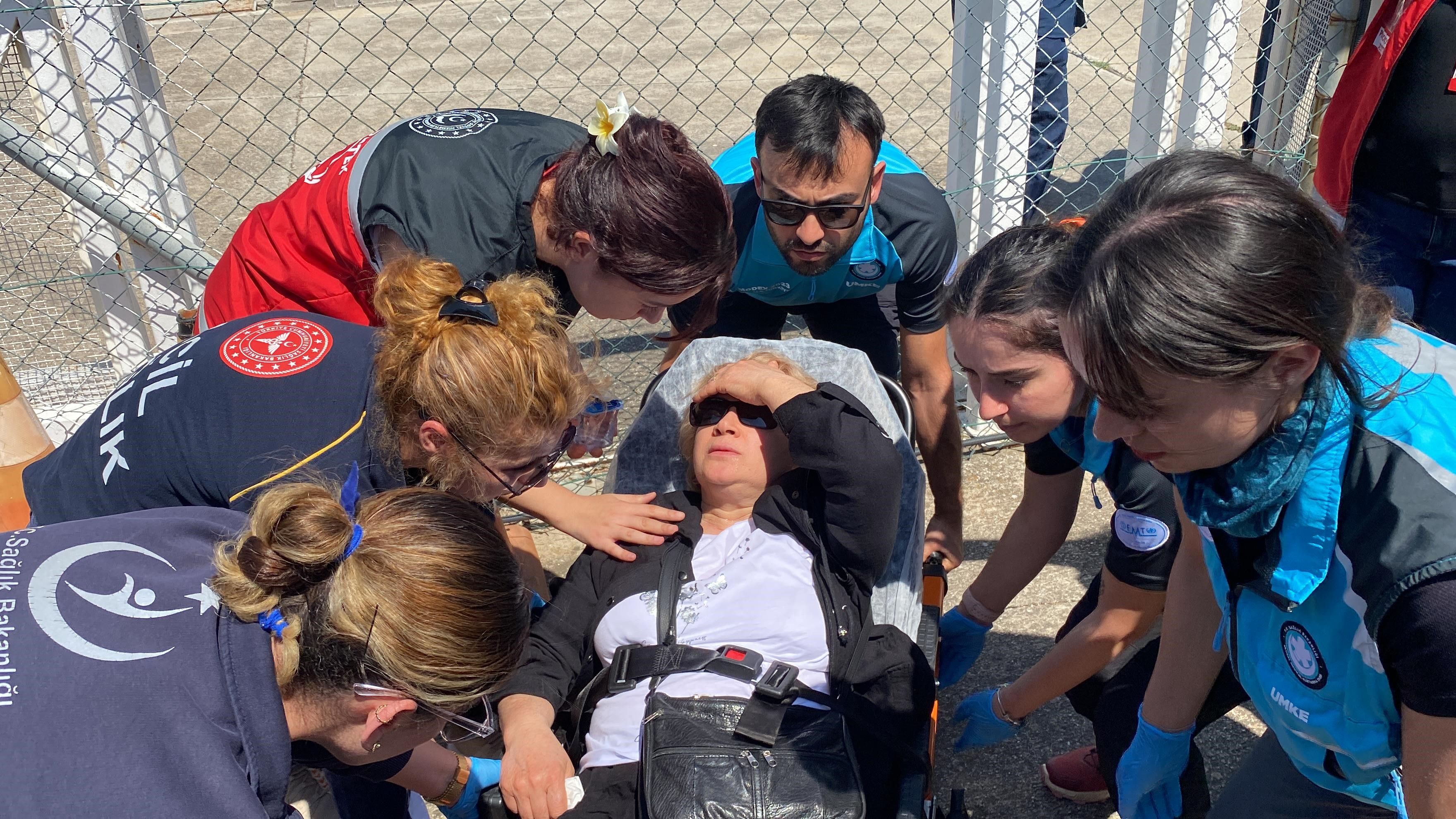 21 saat havada mahsur kaldı, helikopterden iner inmez yeri öptü - 2. Resim