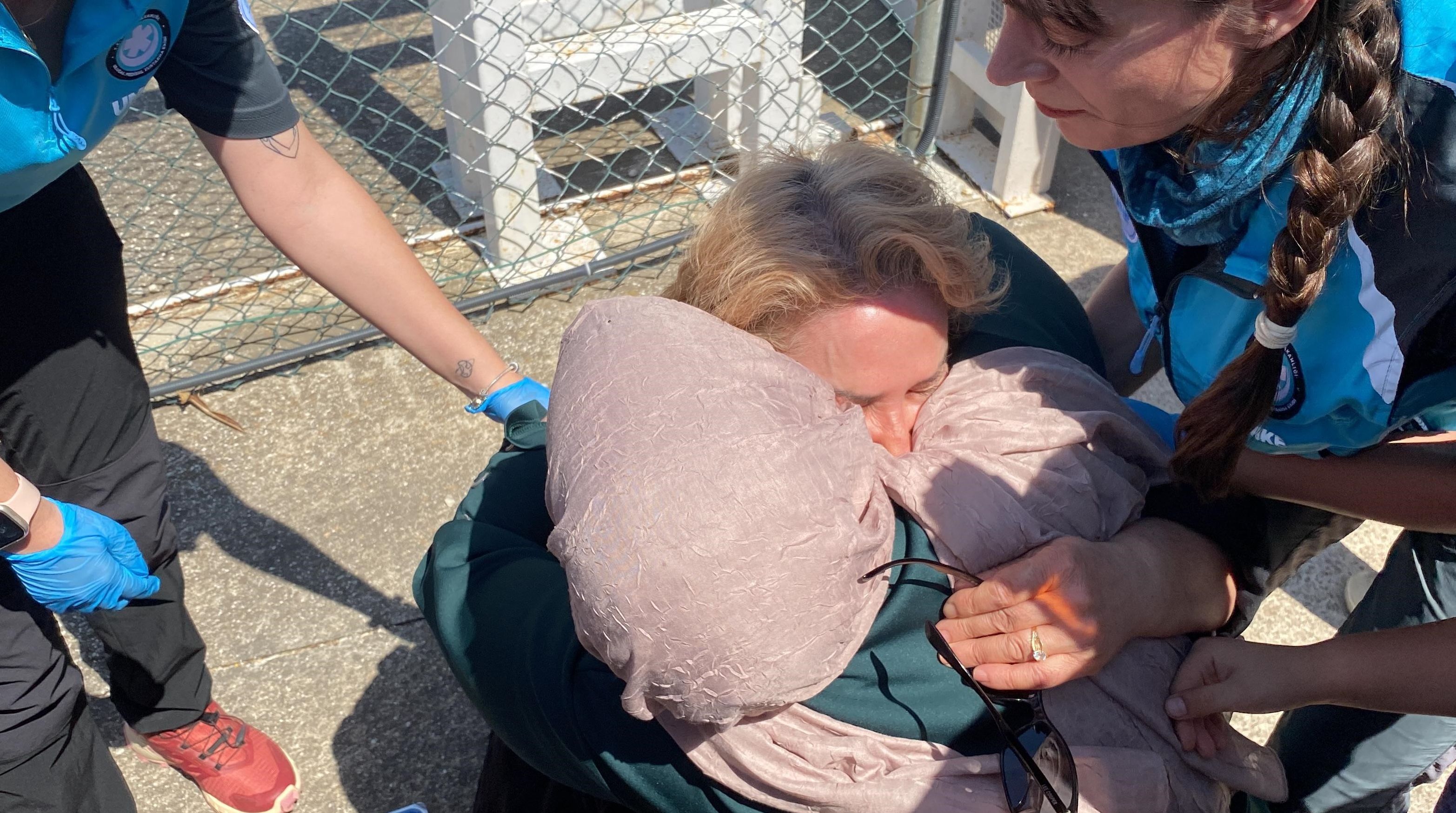 21 saat havada mahsur kaldı, helikopterden iner inmez yeri öptü - 1. Resim