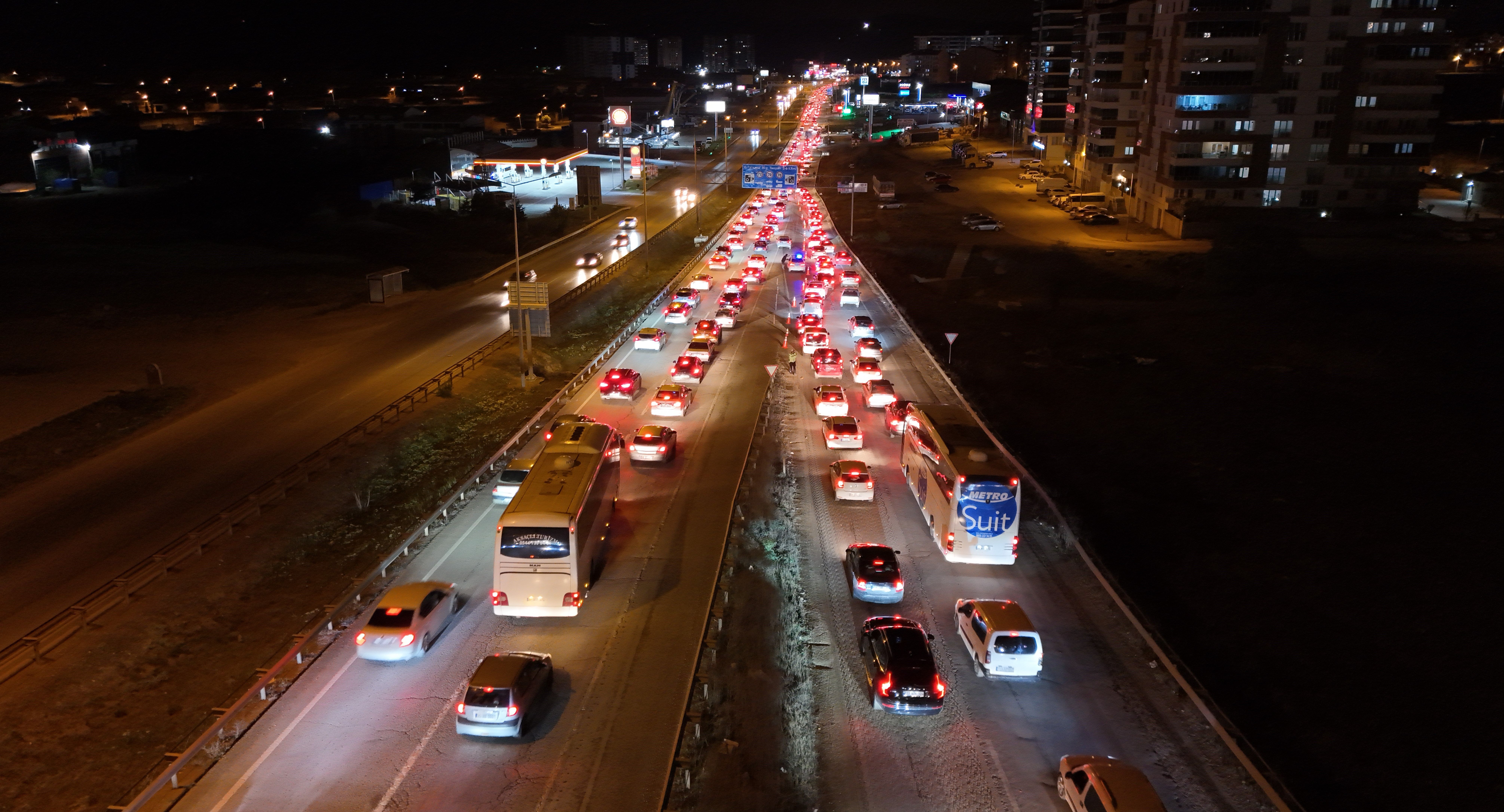 Anadolu'dan batıya kilometrelerce kuyruk! 'Kilit kavşak' havadan görüntülendi Anadolu'dan batıya kilometrelerce kuyruk! 'Kilit kavşak' havadan görüntülendi - 1. Resim