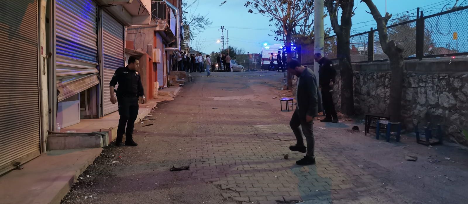 Barış için bir araya geldiler, birbirlerine girdiler! Silahlar çekildi, 4 kişi yaralandı - 1. Resim