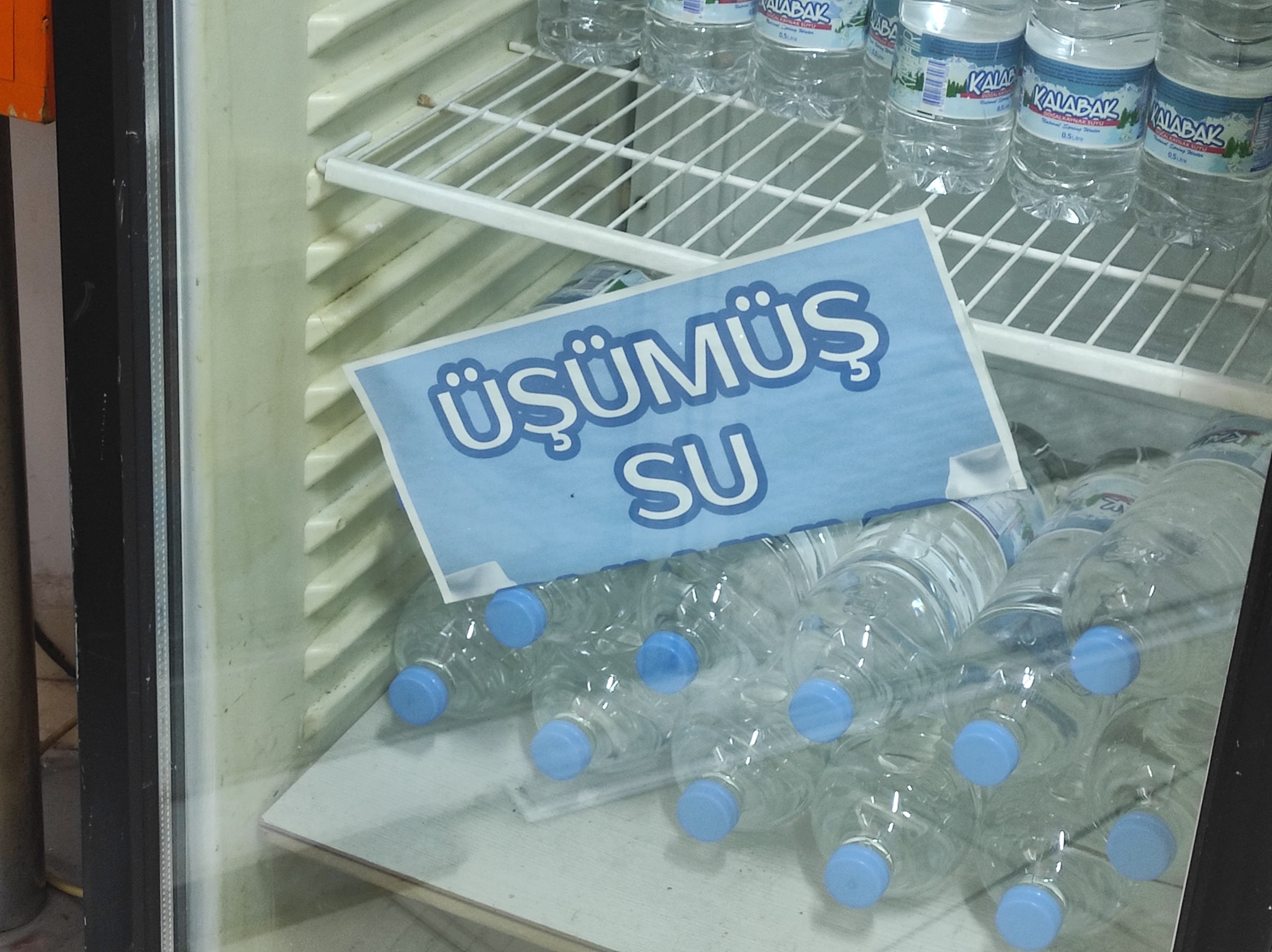 Esnafın soğuk su dolabına astığı yazı görenleri şaşkına çevirdi Esnafın soğuk su dolabına astığı yazı görenleri şaşkına çevirdi - 1. Resim