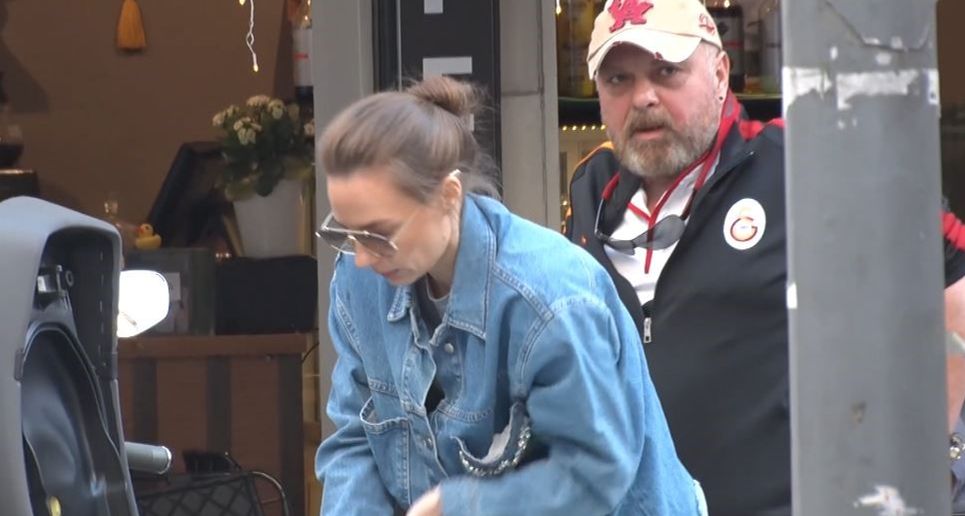 Film gibi olay kamerada! Kaçan hırsızı ünlü oyuncu yakalayıp bağladı - 1. Resim