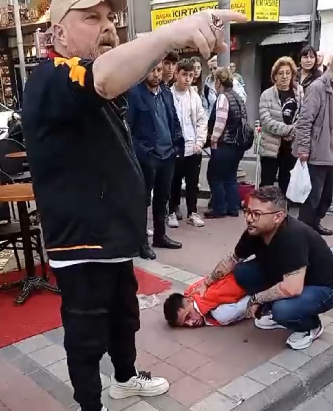 Film gibi olay kamerada! Kaçan hırsızı ünlü oyuncu yakalayıp bağladı - 2. Resim