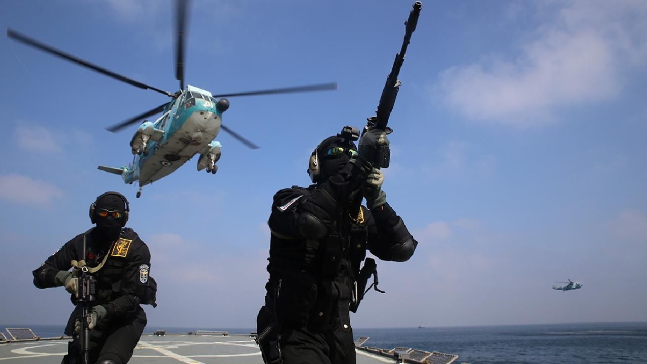 İran'dan ilk misilleme! İsrail'e ait gemiye el koydular İran'dan ilk misilleme! İsrail'e ait gemiye el koydular - 1. Resim