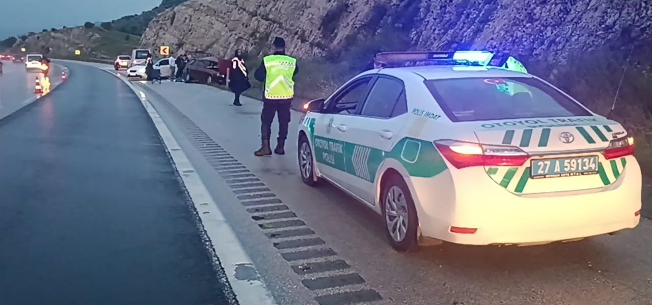 TAG Otoyolu'nda feci kaza! 2 ölü, 7 yaralı TAG Otoyolu'nda feci kaza! 2 ölü, 7 yaralı - 1. Resim