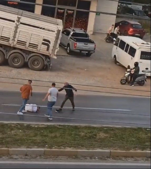 Tekme, tokat, silah, bıçak, sopa... Türkiye'nin konuştuğu dehşet böyle başlamış Tekme, tokat, silah, bıçak, sopa... Türkiye'nin konuştuğu dehşet böyle başlamış - 1. Resim