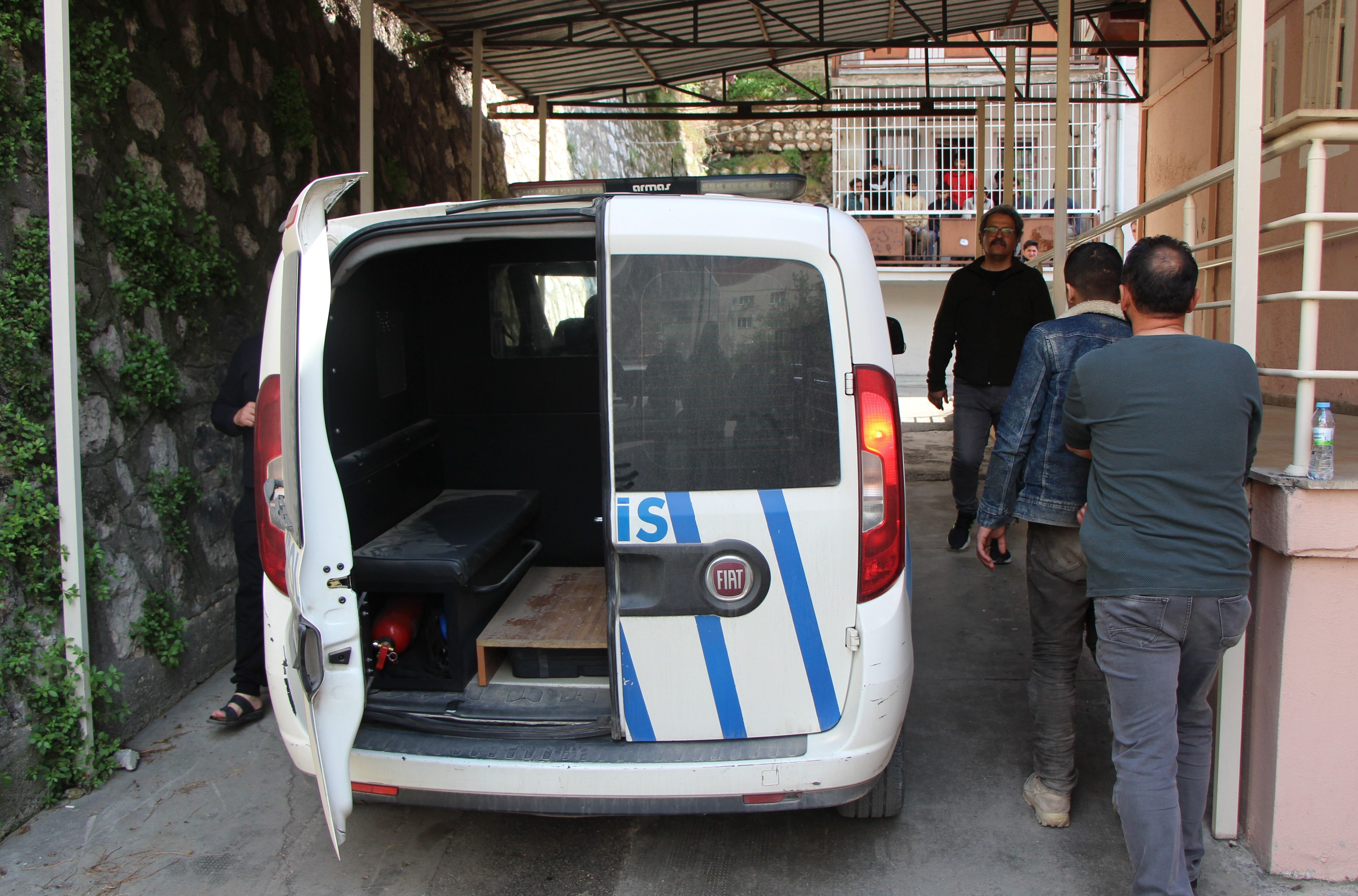 Yakalanan kaçak göçmenler kaçtı, polisler şehri didik didik etti Yakalanan kaçak göçmenler kaçtı, polisler şehri didik didik etti - 1. Resim