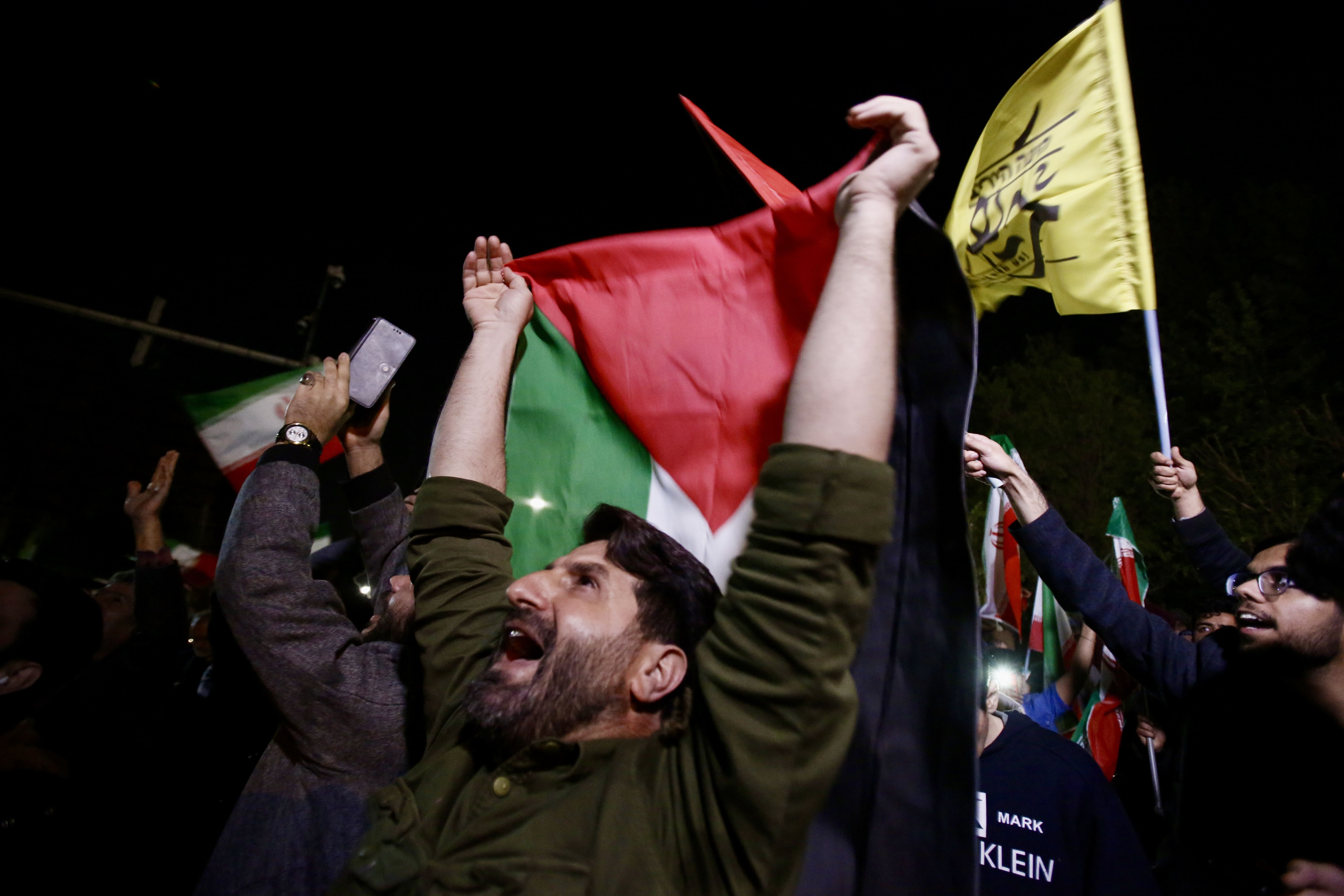 İran vurdu, Tahran sokakları kutlama yaptı - 5. Resim