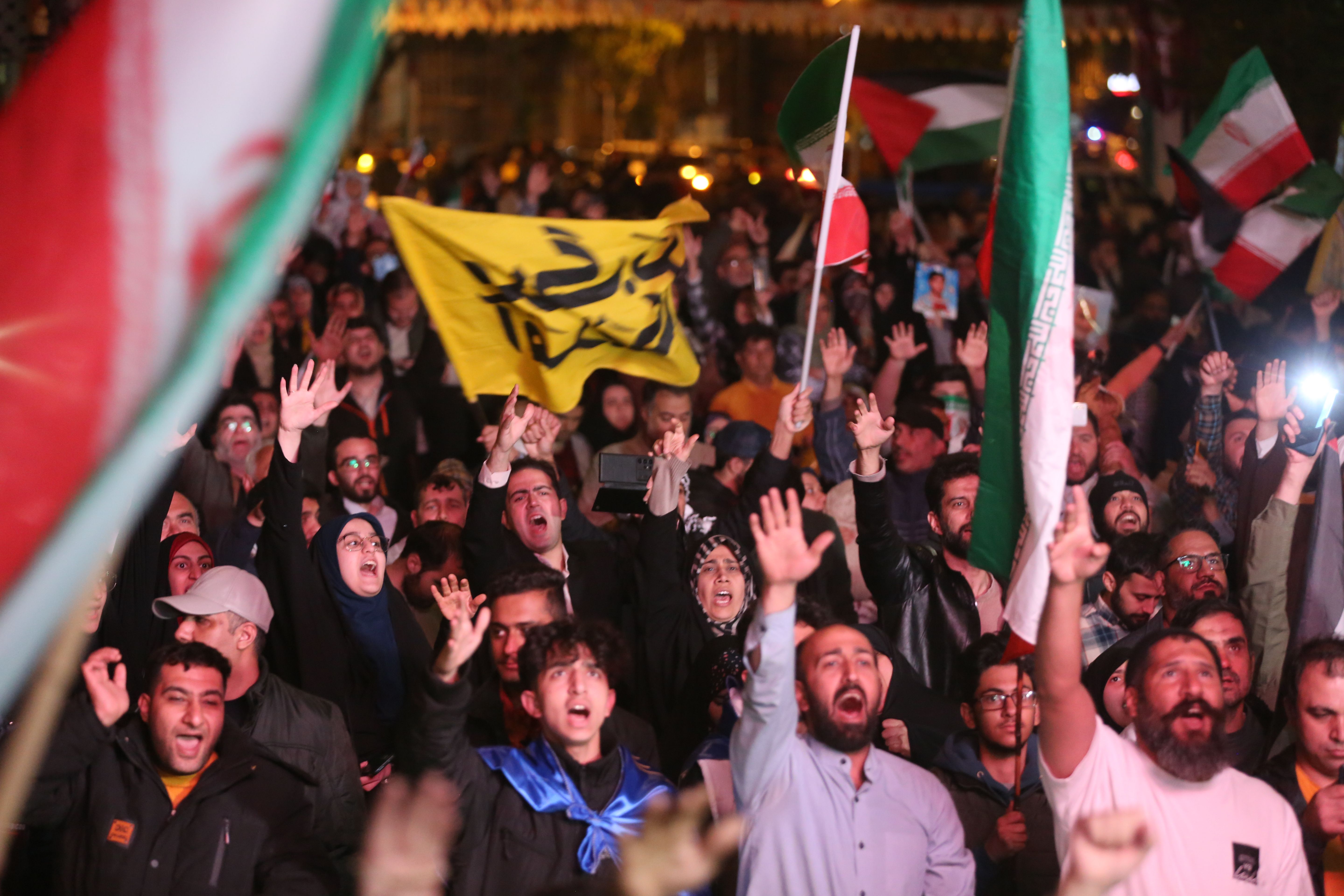 İran vurdu, Tahran sokakları kutlama yaptı - 3. Resim