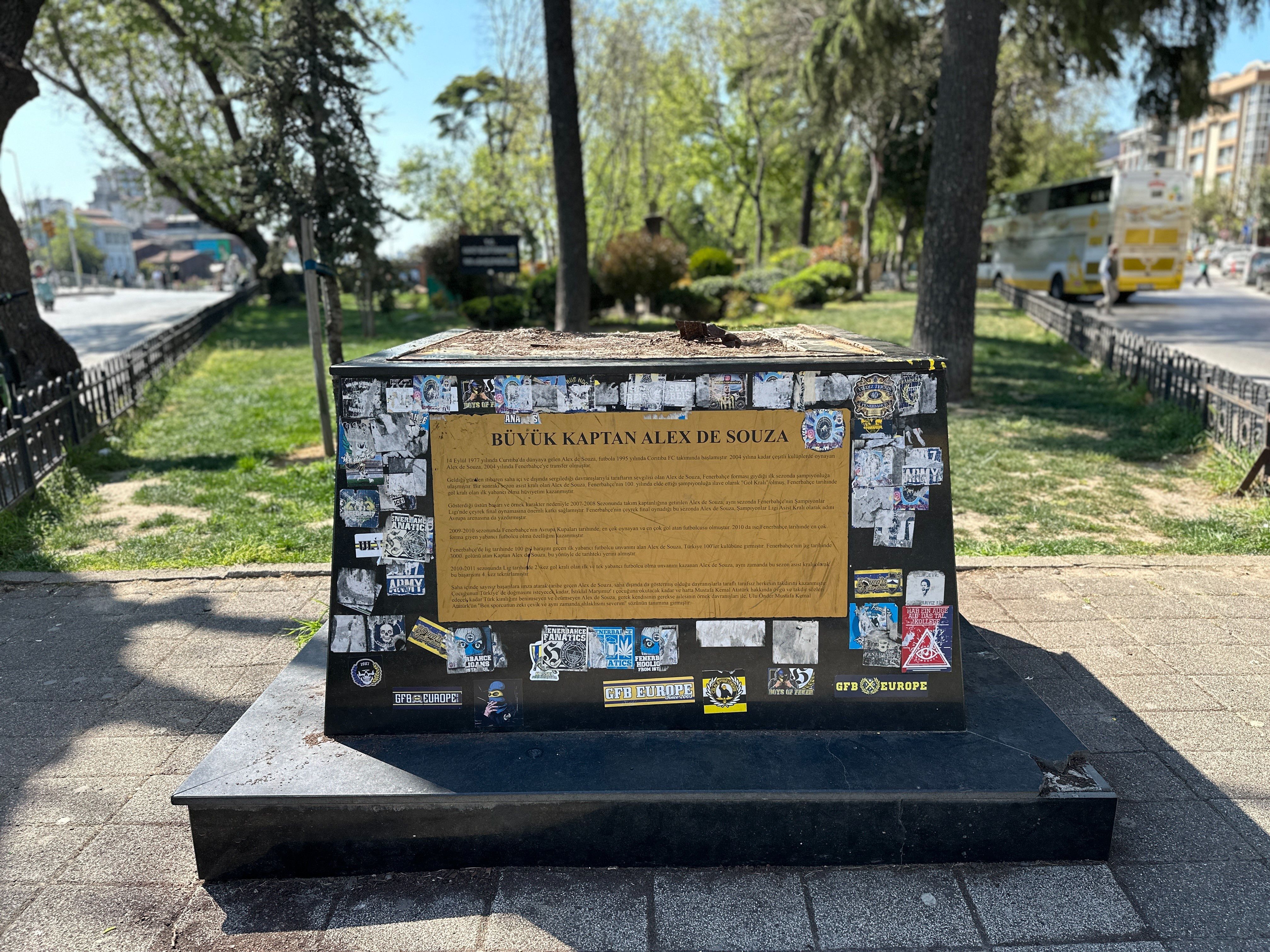 Kadıköy'e gidenin eli boş kaldı, görenler şaştı kaldı! Fenerbahçe, Alex'in heykeliyle birlikte tüm heykelleri kaldırdı Kadıköy'e gidenin eli boş kaldı görenler şaştı kaldı! Fenerbahçe Alex de dahil tüm heykeller kaldırdı - 1. Resim