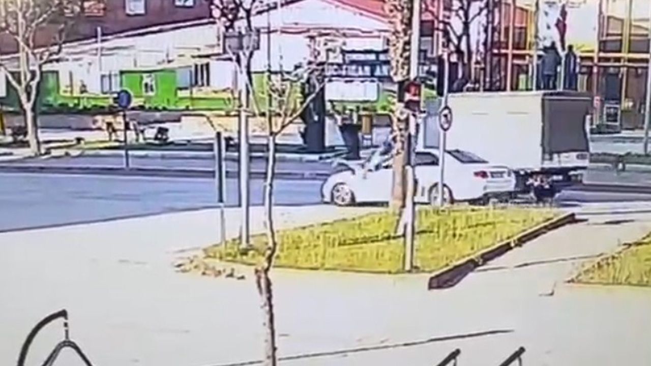 Köpeklerin kovaladığı kıza araba çarptı! Köpeklerin kovaladığı kıza araba çarptı! - 1. Resim