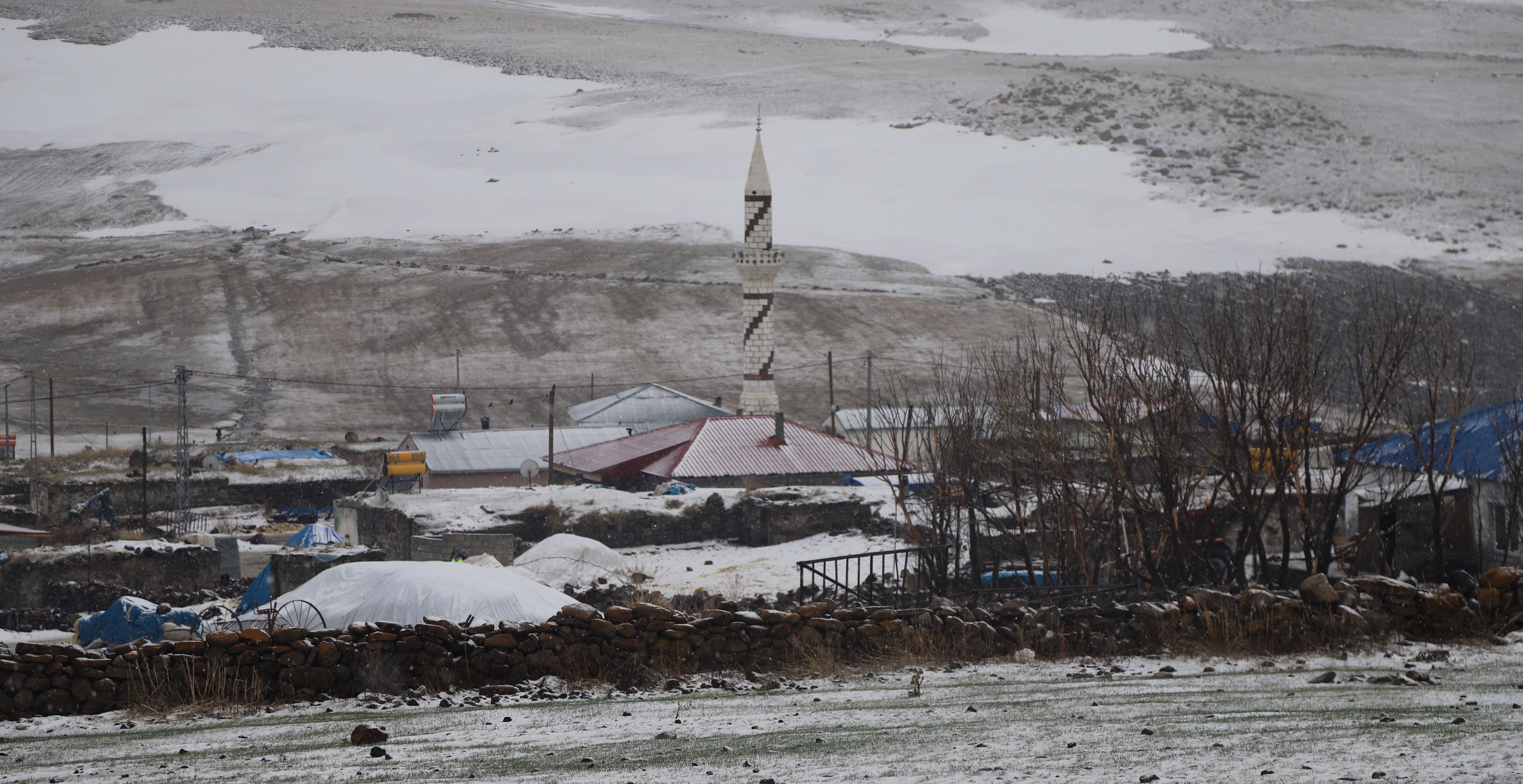 Nisan ayında kar sürprizi! Aniden bastırdı, her yeri beyaza bürüdü - 1. Resim
