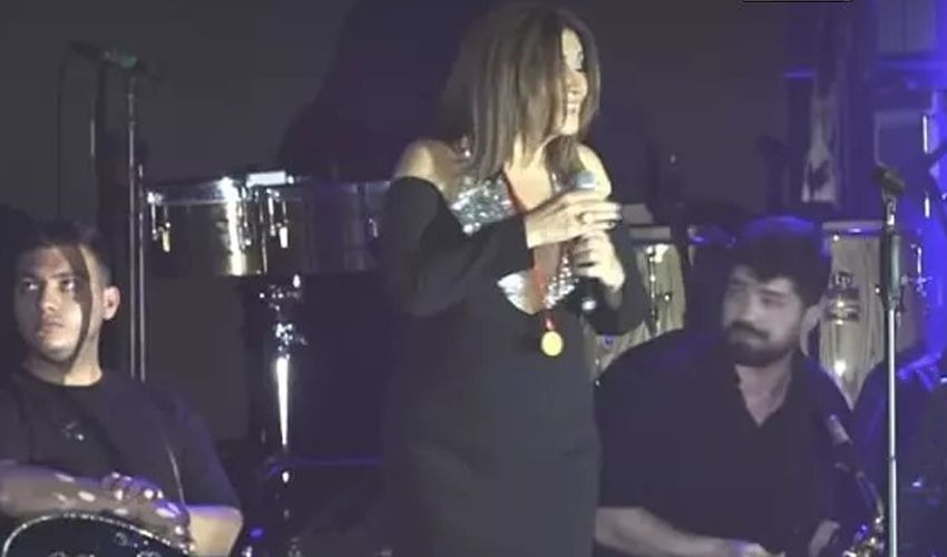 Sibel Can'a hayranından bayram hediyesi! Jestin değeri dudak uçuklattı Sibel Can'a hayranından bayram hediyesi! Jestin değeri dudak uçuklattı - 1. Resim
