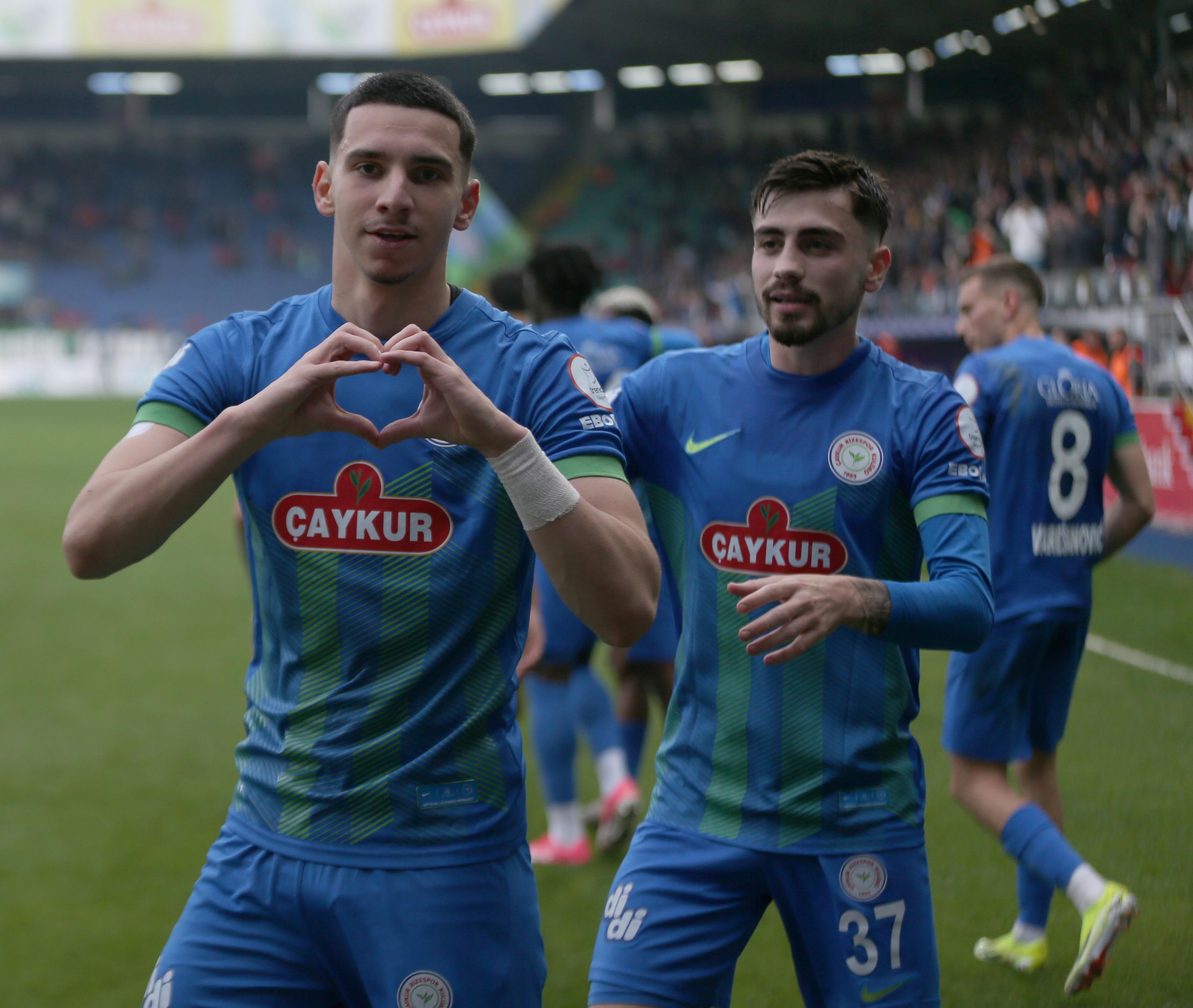 Süper Lig'de Rizespor, Antalyaspor'u 3-0 mağlup etti Süper Lig'de 32.hafta maçı! Rizespor- Antalyaspor canlı blog - 1. Resim