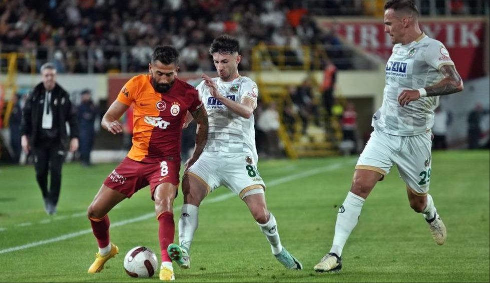 Alanyaspor-Galatasaray maçı 4-0’lık Galatasaray üstünlüğü ile sona erdi Alanyaspor-Galatasaray maçı 2-0’lık Galatasaray üstünlüğü ile devam ediyor - 2. Resim