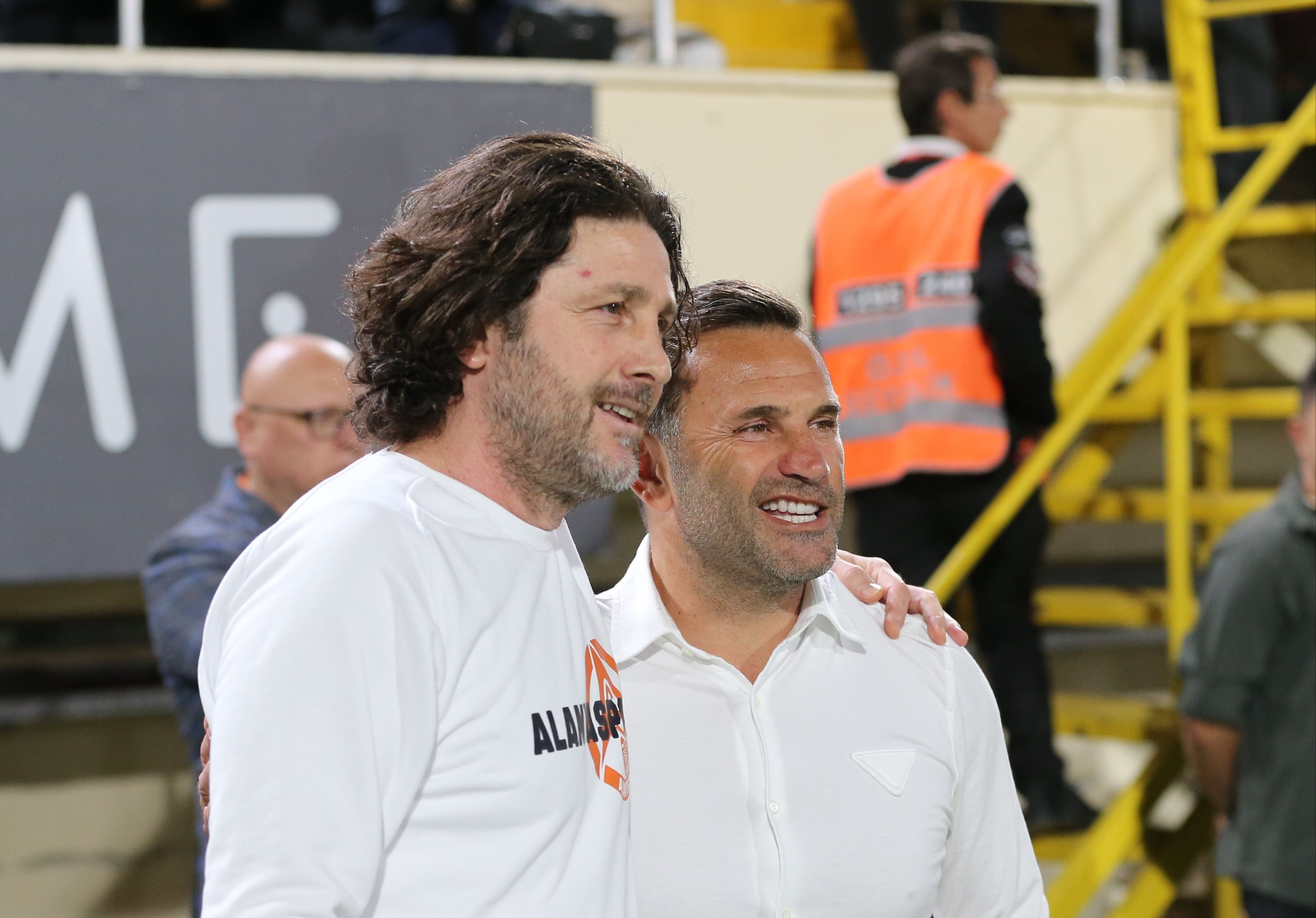 Alanyaspor'da Fatih Tekke kırmızı kart gördü! Galatasaray'ın atağı sonrası çok sinirlendi Alanyaspor'da Fatih Tekke kırmızı kart gördü! Galatasaray'ın atağı sonrası çok sinirlendi - 1. Resim