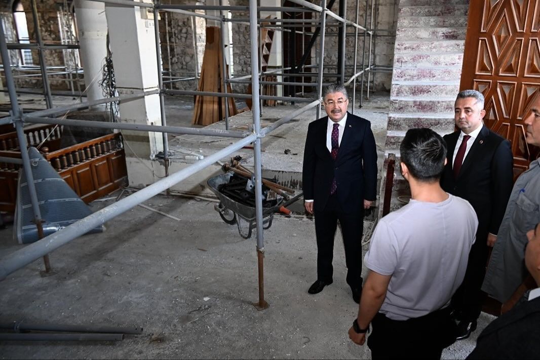 Depremde hasar görmüştü! 134 yaşındaki Envar-ül Hamit Cami restorasyonu başladı Depremde hasar görmüştü! 134 yaşındaki Envar-ül Hamit Cami restorasyonu başladı - 2. Resim