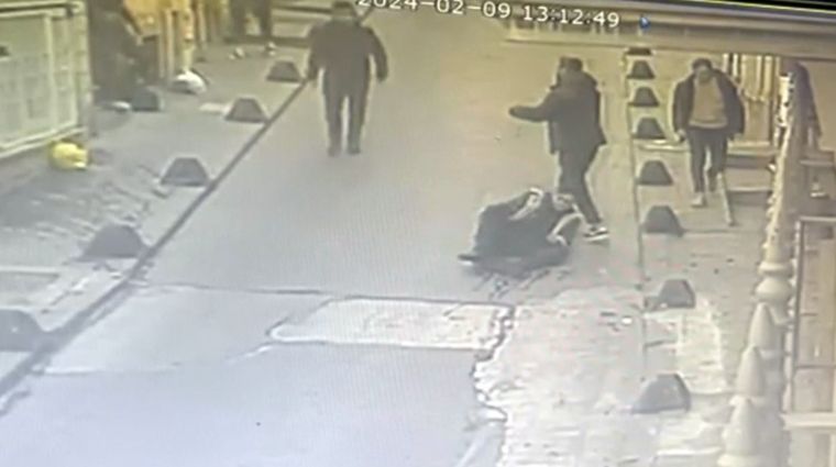 Film gibi olay! Yanlış kişiyi vurdu, bayramda annesinin elini öperken yakalandı - 1. Resim