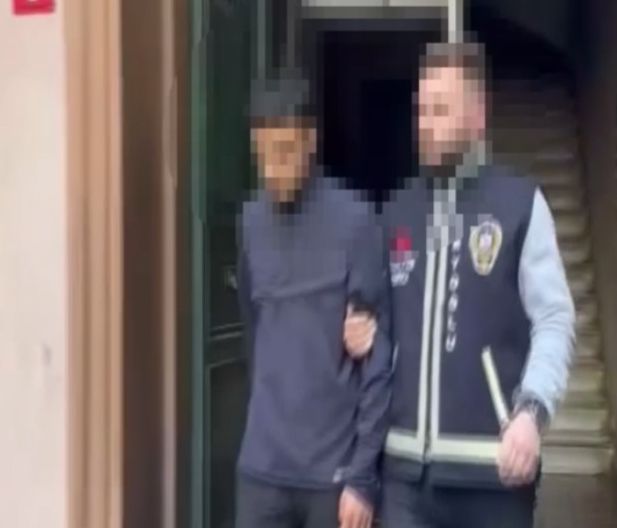 Film gibi olay! Yanlış kişiyi vurdu, bayramda annesinin elini öperken yakalandı - 2. Resim