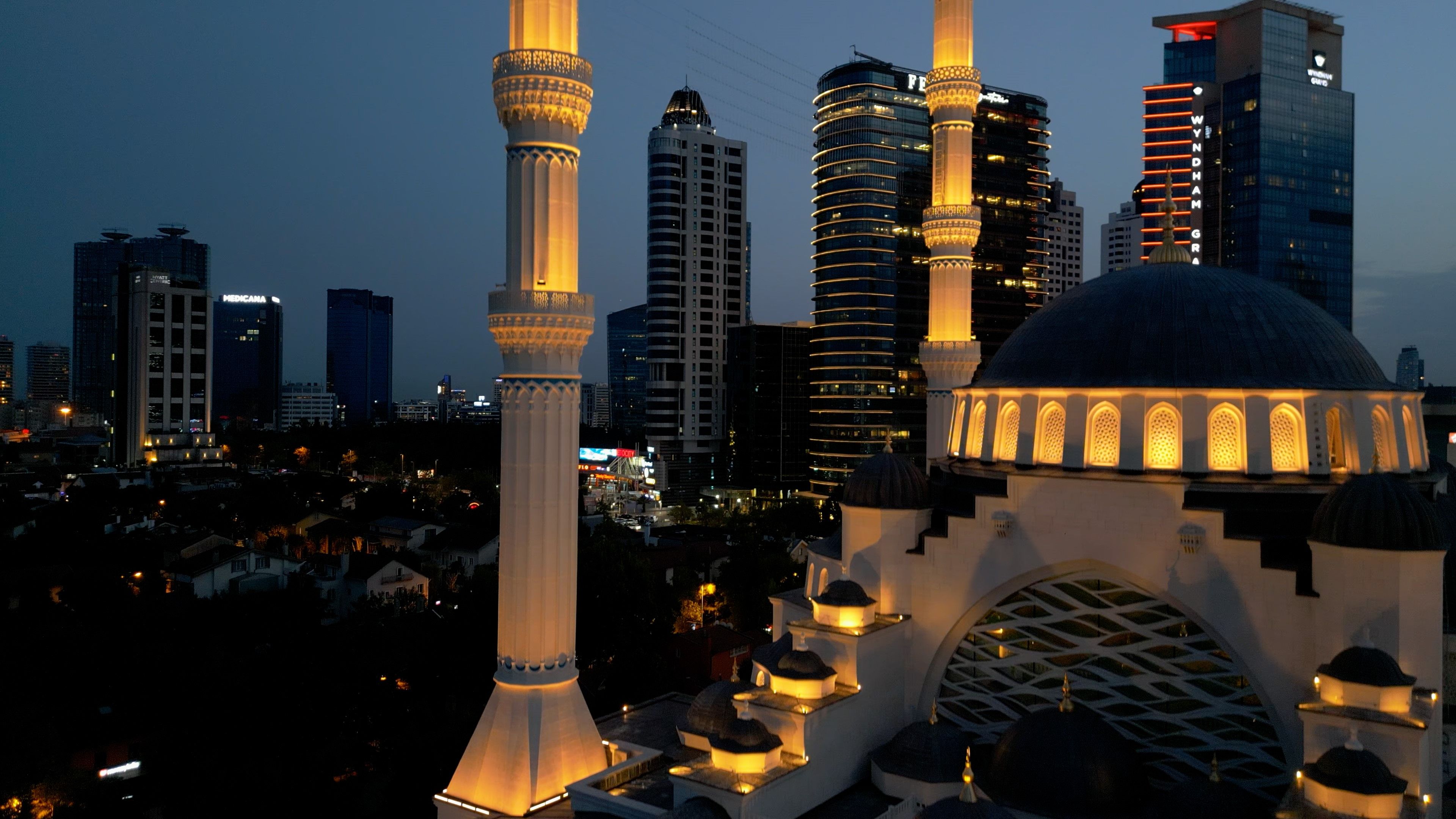 Gökdelenlerin arasında denizde hissettiriyor! Barbaros Hayrettin Paşa Camii göz kamaştırıyor - 2. Resim