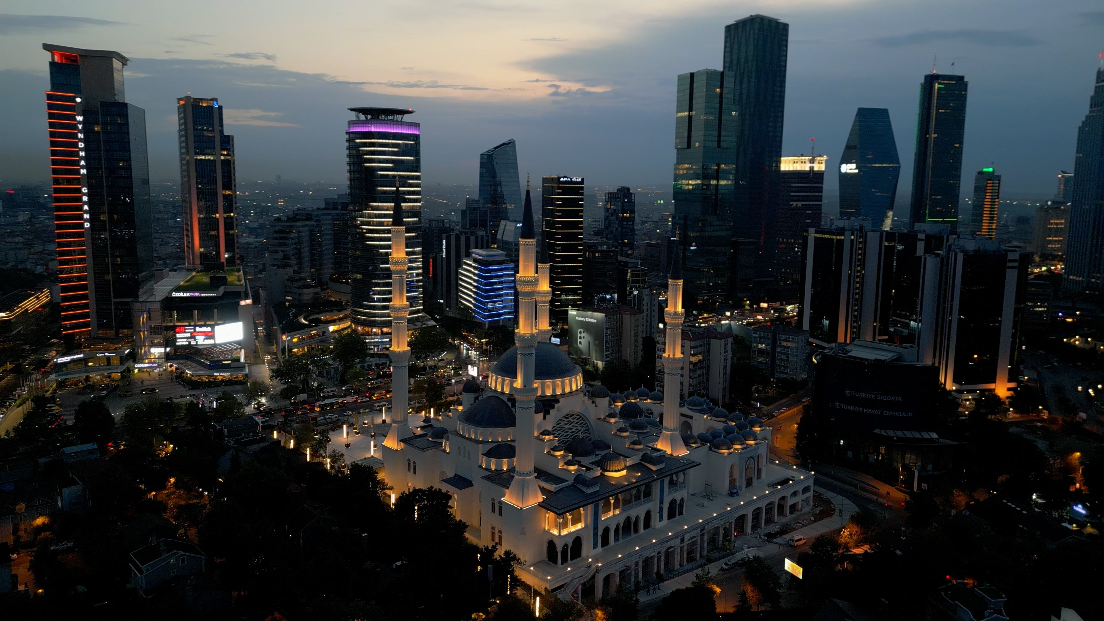 Gökdelenlerin arasında denizde hissettiriyor! Barbaros Hayrettin Paşa Camii göz kamaştırıyor - 1. Resim