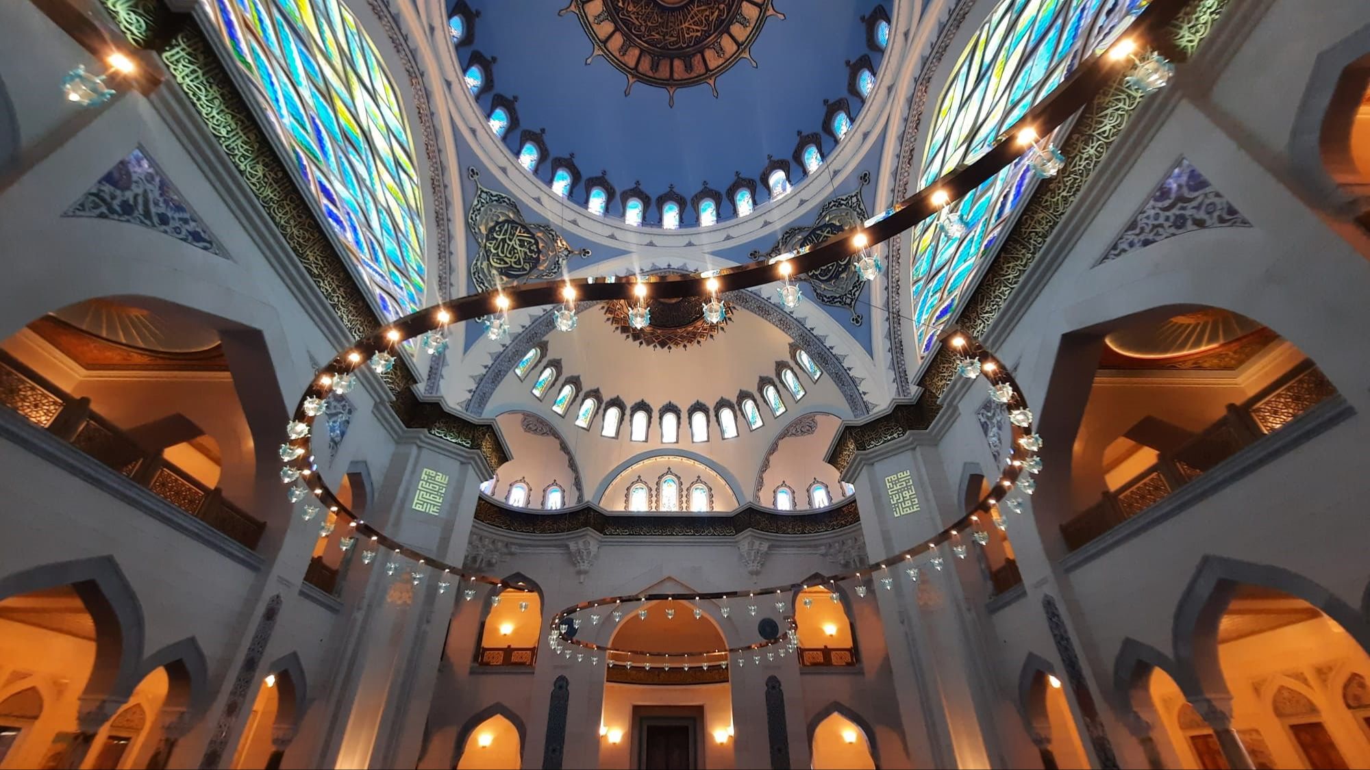 Gökdelenlerin arasında denizde hissettiriyor! Barbaros Hayrettin Paşa Camii göz kamaştırıyor - 5. Resim