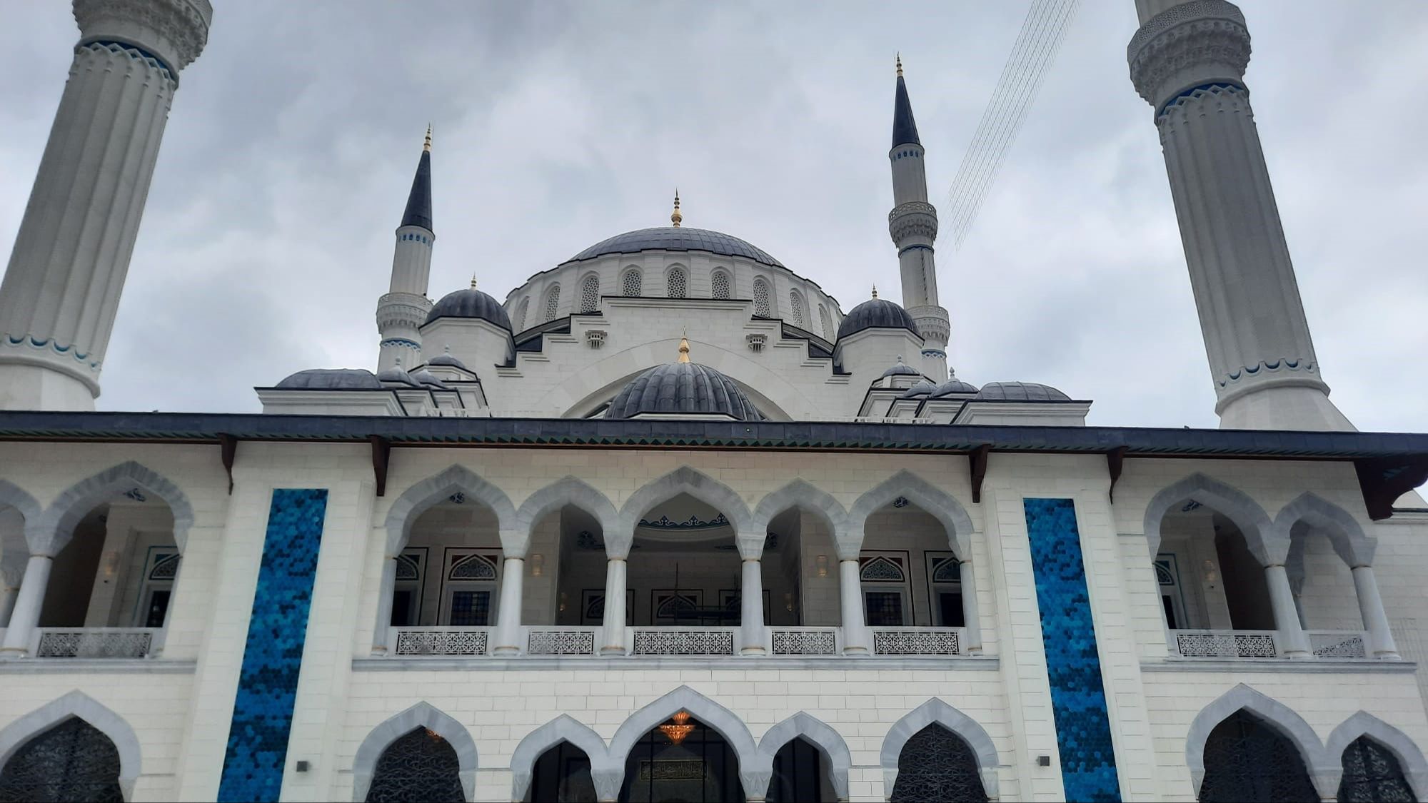 Gökdelenlerin arasında denizde hissettiriyor! Barbaros Hayrettin Paşa Camii göz kamaştırıyor - 3. Resim