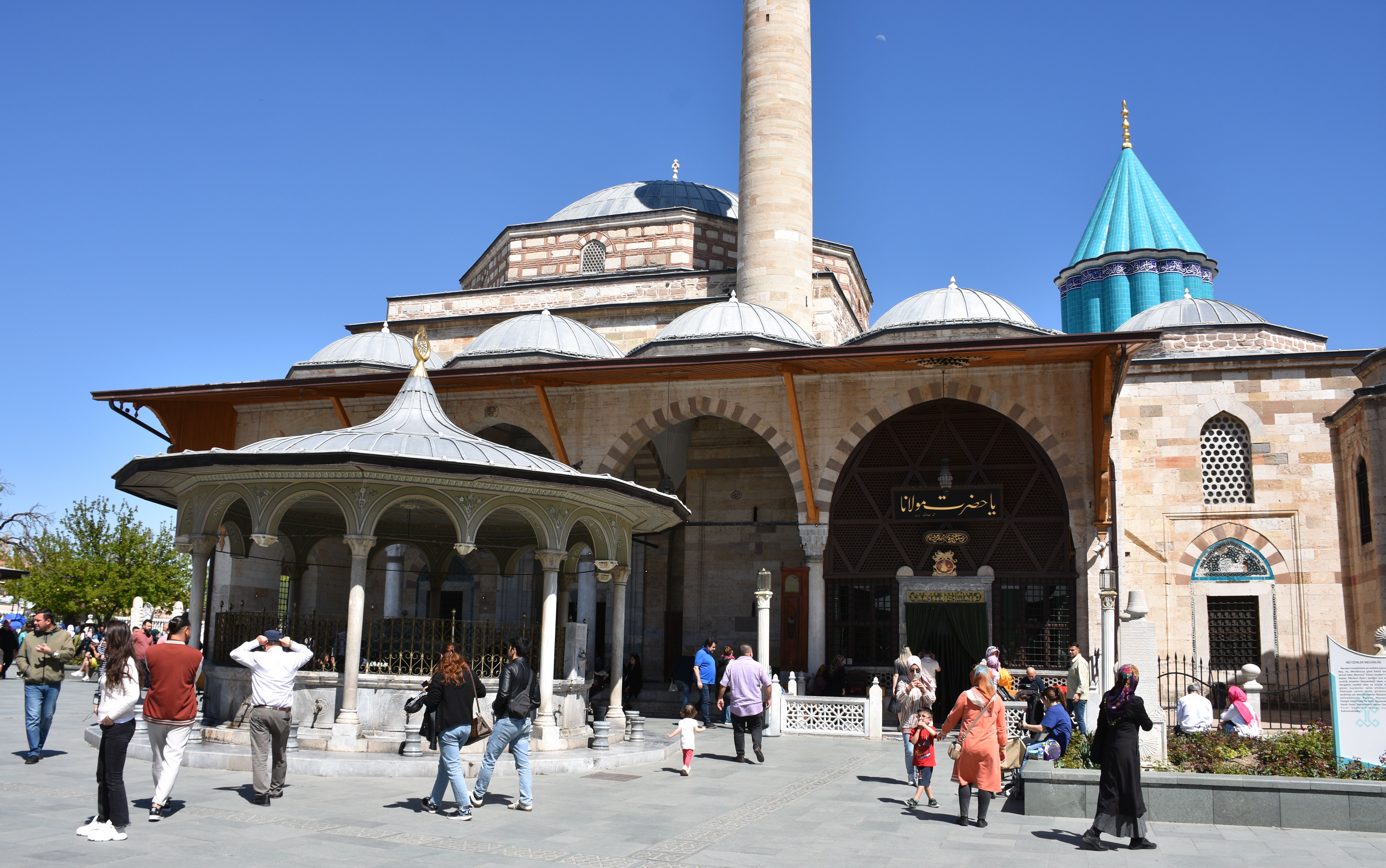 Mevlana Türbesi doldu taştı! Akın akın ona geldiler Mevlana Türbesi doldu taştı - 1. Resim