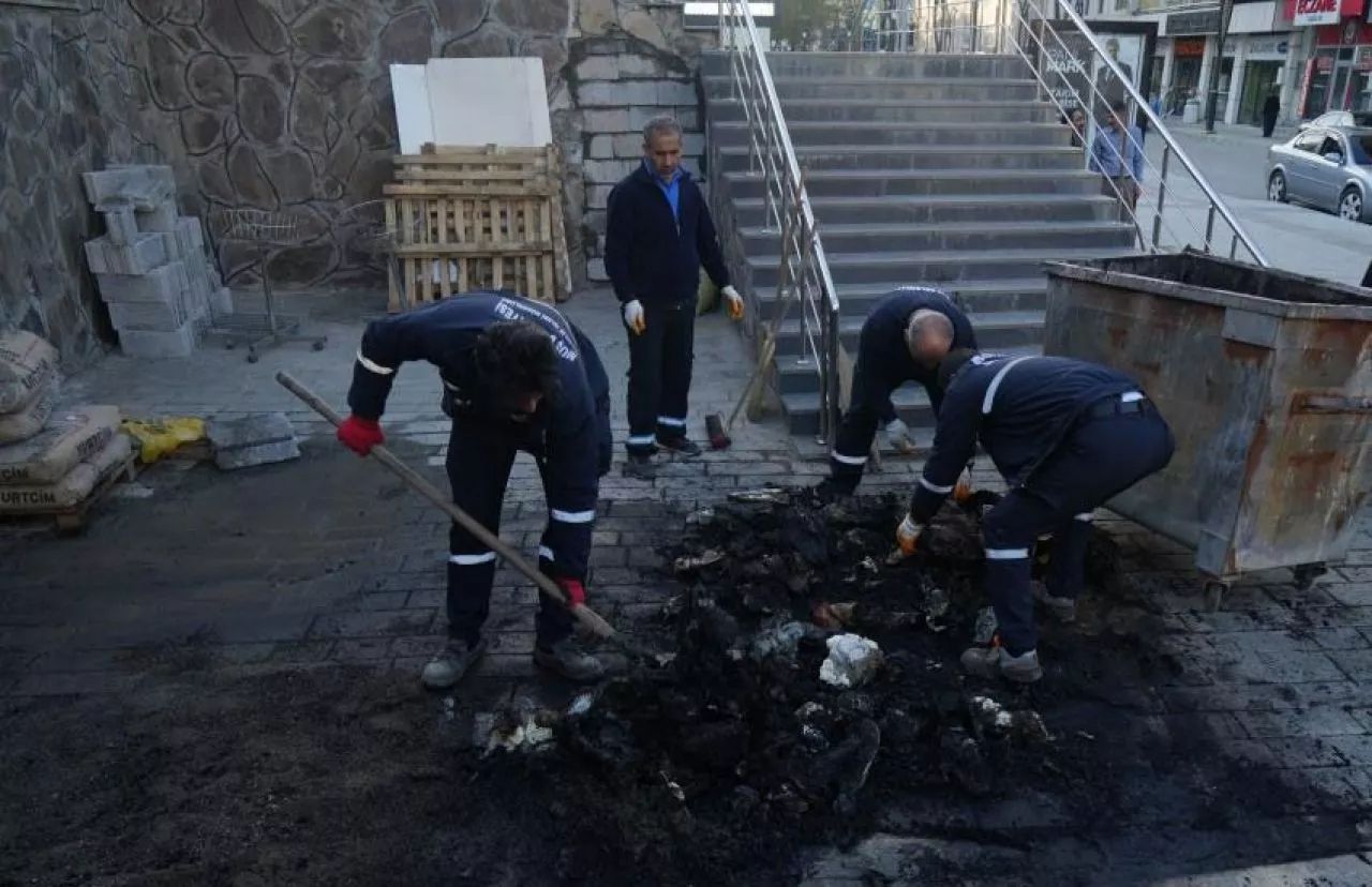 Muş'ta DEM Partili belediyeye depo tepkisi! 500 çiftini ateşe verdi Muş'ta DEM Partili belediyeye depo tepkisi! 500 çiftini ateşe verdi - 2. Resim