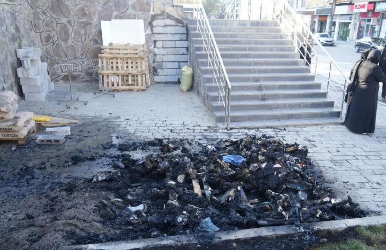 Muş'ta DEM Partili belediyeye depo tepkisi! 500 çiftini ateşe verdi Muş'ta DEM Partili belediyeye depo tepkisi! 500 çiftini ateşe verdi - 1. Resim