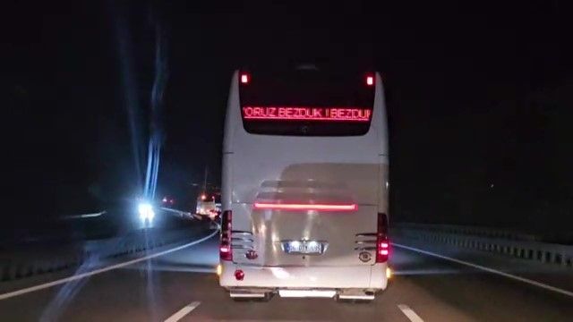 Otobüsün arkasında yazanlar sürücüleri ikiye böldü: Şoför arkadaş Esra Erol'ü canlandırıyor - 1. Resim