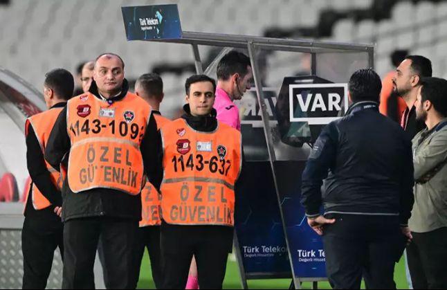 ÖZEL HABER | Yabancı VAR hakemlerinin maaşları olay oldu! İşte yerli hakemlerin ücretiyle aralarındaki uçurum nedeni ÖZEL HABER | Yabancı VAR hakemlerinin maaşları olay oldu! İşte yerli hakemlerin ücretiyle aralarındaki uçurum nedeni - 1. Resim