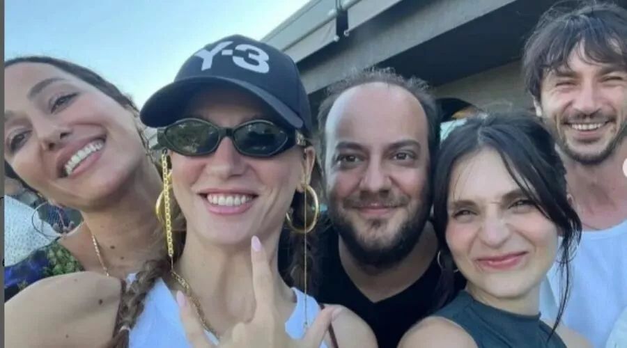 Serenay Sarıkaya'nın başrolünde olduğu Kimler Geldi Kimler Geçti dizisi 9 Mayıs'ta yayınlanacak Serenay Sarıkaya'nın başrolünde olduğu Kimler Geldi Kimler Geçti dizisi 9 Mayıs'ta yayınlanacak - 1. Resim
