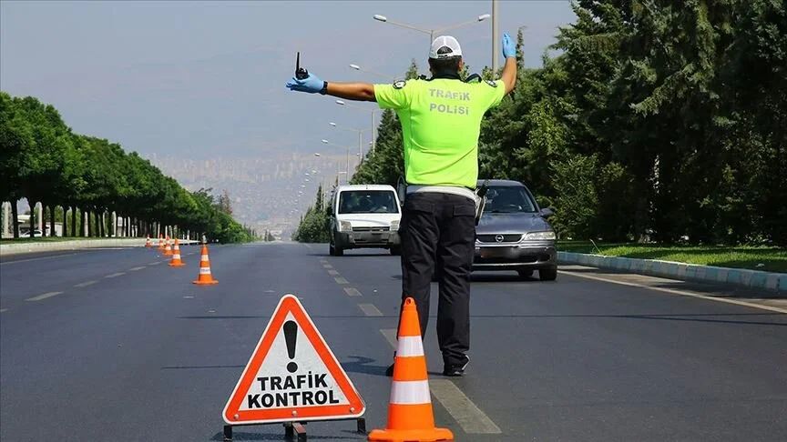 14 sürücünün trafikte birbirlerine selektör yapması sebebiyle uygulanan cezalar iptal oldu 14 sürücünün trafikte birbirlerine selektör yapması sebebiyle uygulanan cezalar iptal oldu - 1. Resim