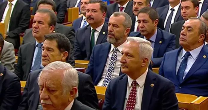Devlet Bahçeli'nin davetiyle MHP'ye dönmüştü! Grup toplantısında görüntülendi Devlet Bahçeli'nin davetiyle MHP'ye dönmüştü! Grup toplantısında görüntülendi - 1. Resim