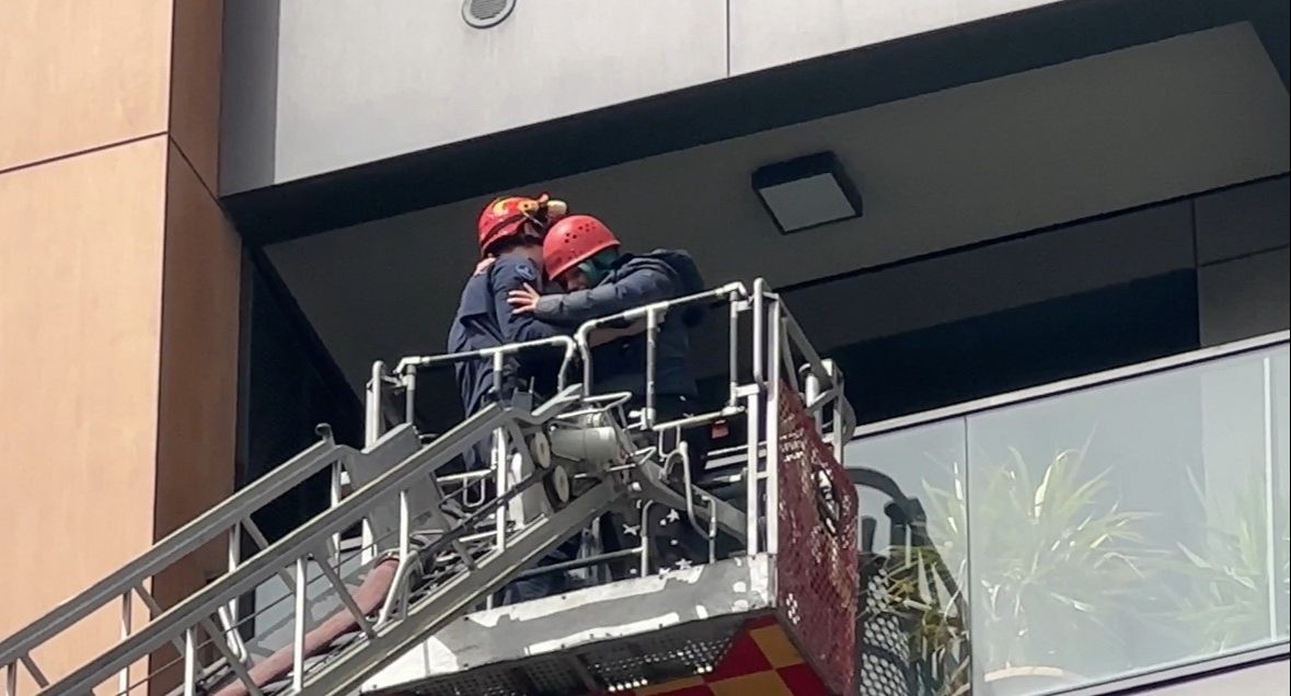 İstanbul’da balkonda genç kızı kurtarma operasyonu: Sigara içerken kilitli kaldı İstanbul’da balkonda genç kızı kurtarma operasyonu: Sigara içerken kilitli kaldı - 1. Resim
