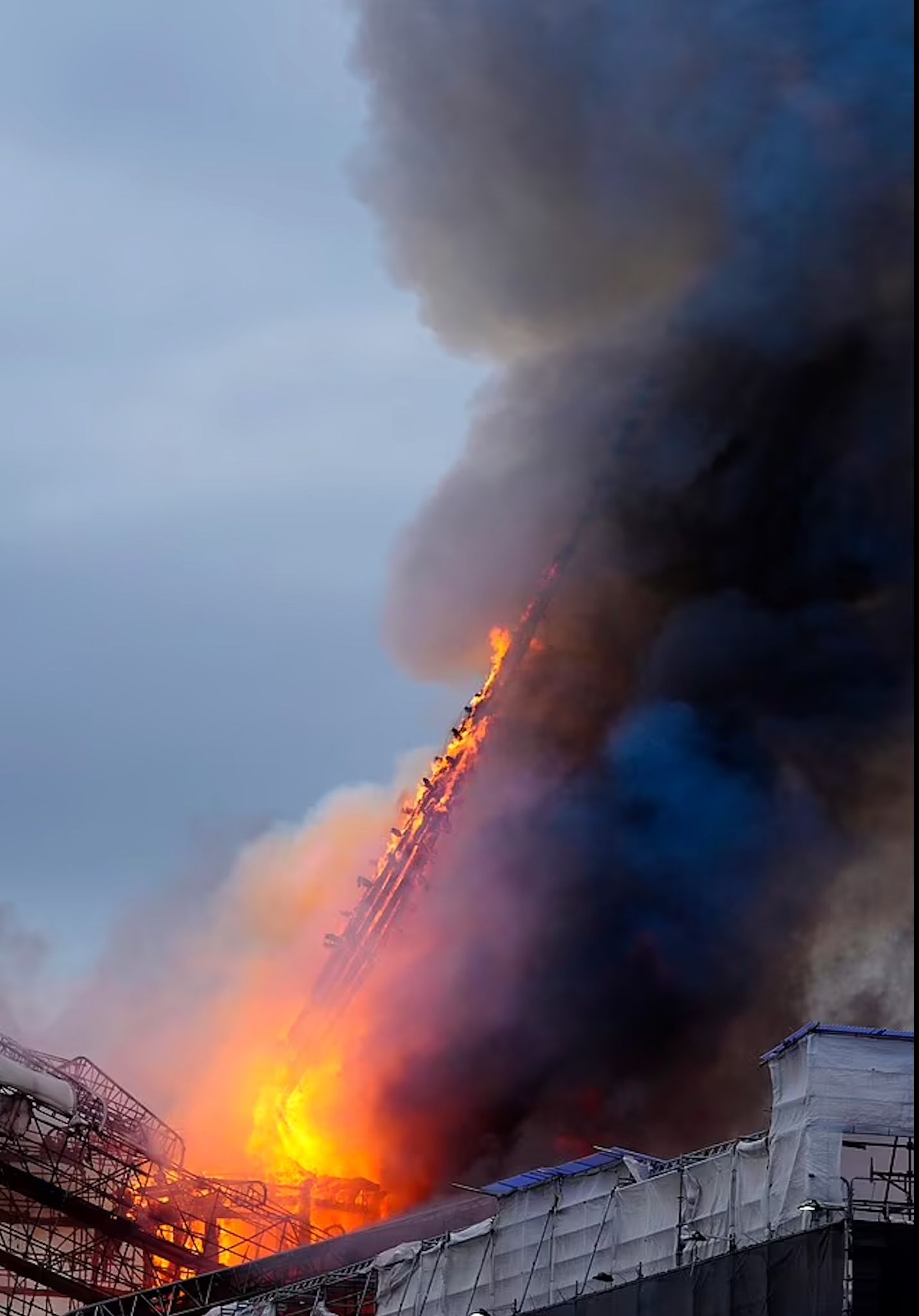 Kopenhag'da dev yangın: 400 yıllık tarihi bina yıkıldı - 2. Resim
