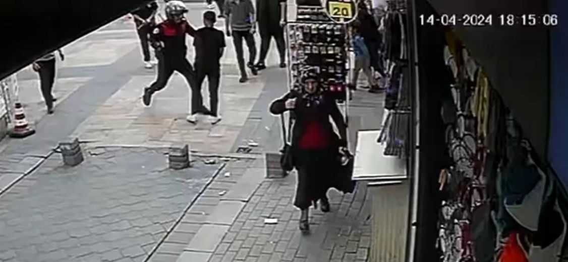 Bıçakla saldırdı! Polis tek hamlede etkisiz hale getirdi Polis bıçaklı saldırganı tek hamlede etkisiz hale getirdi - 1. Resim